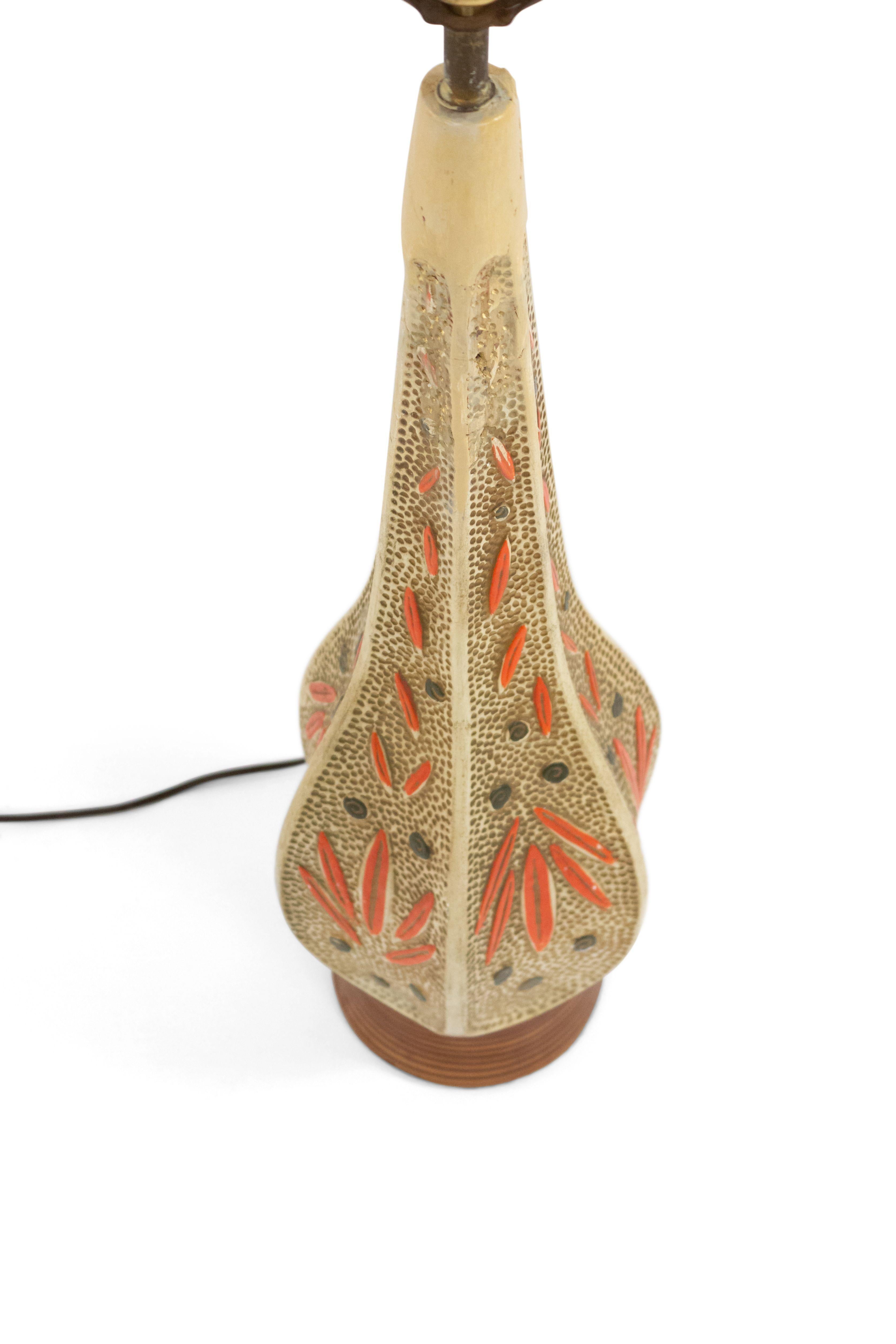 Américain Paire de lampes de bureau américaines en céramique à motifs floraux du milieu du siècle dernier en vente
