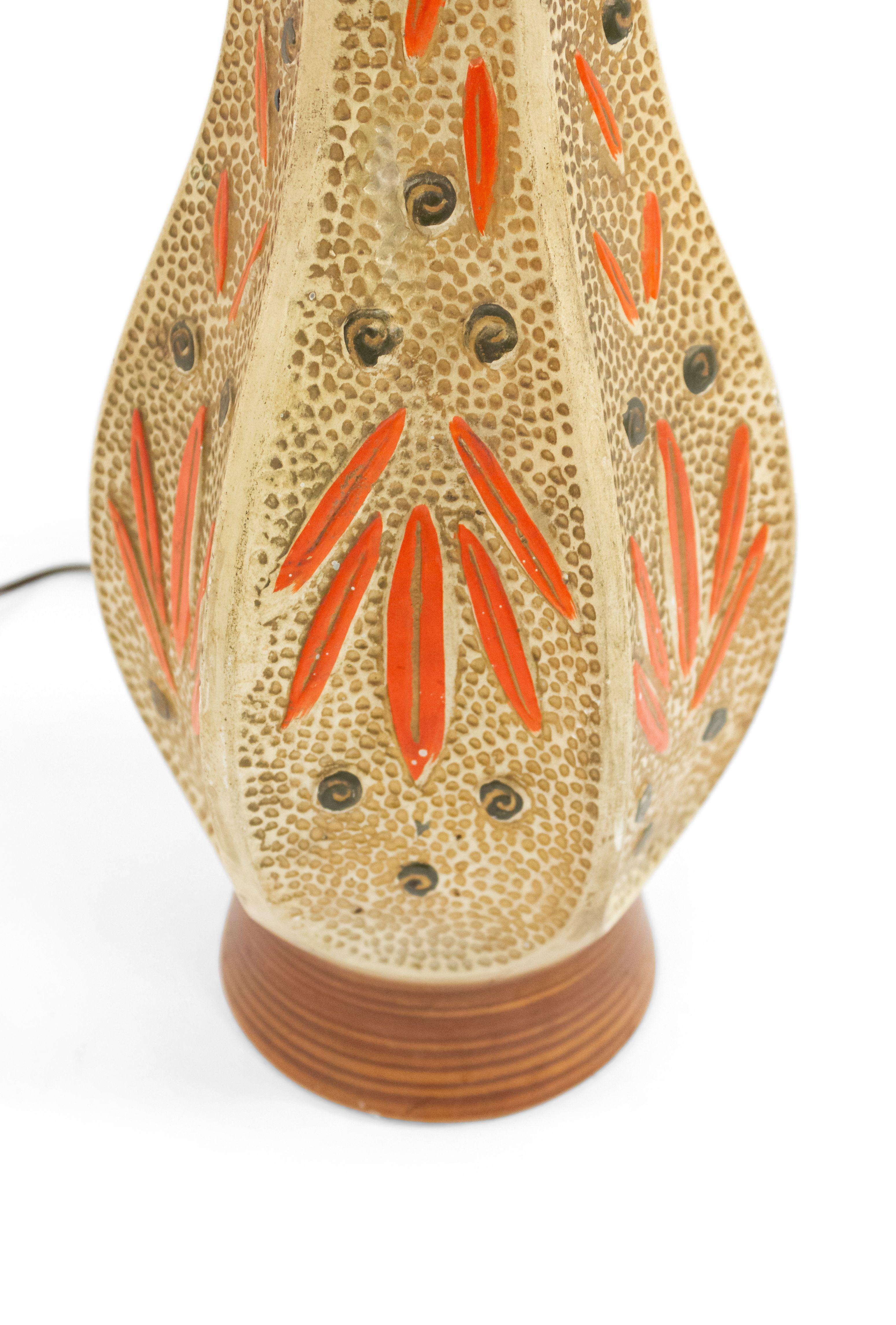20ième siècle Paire de lampes de bureau américaines en céramique à motifs floraux du milieu du siècle dernier en vente