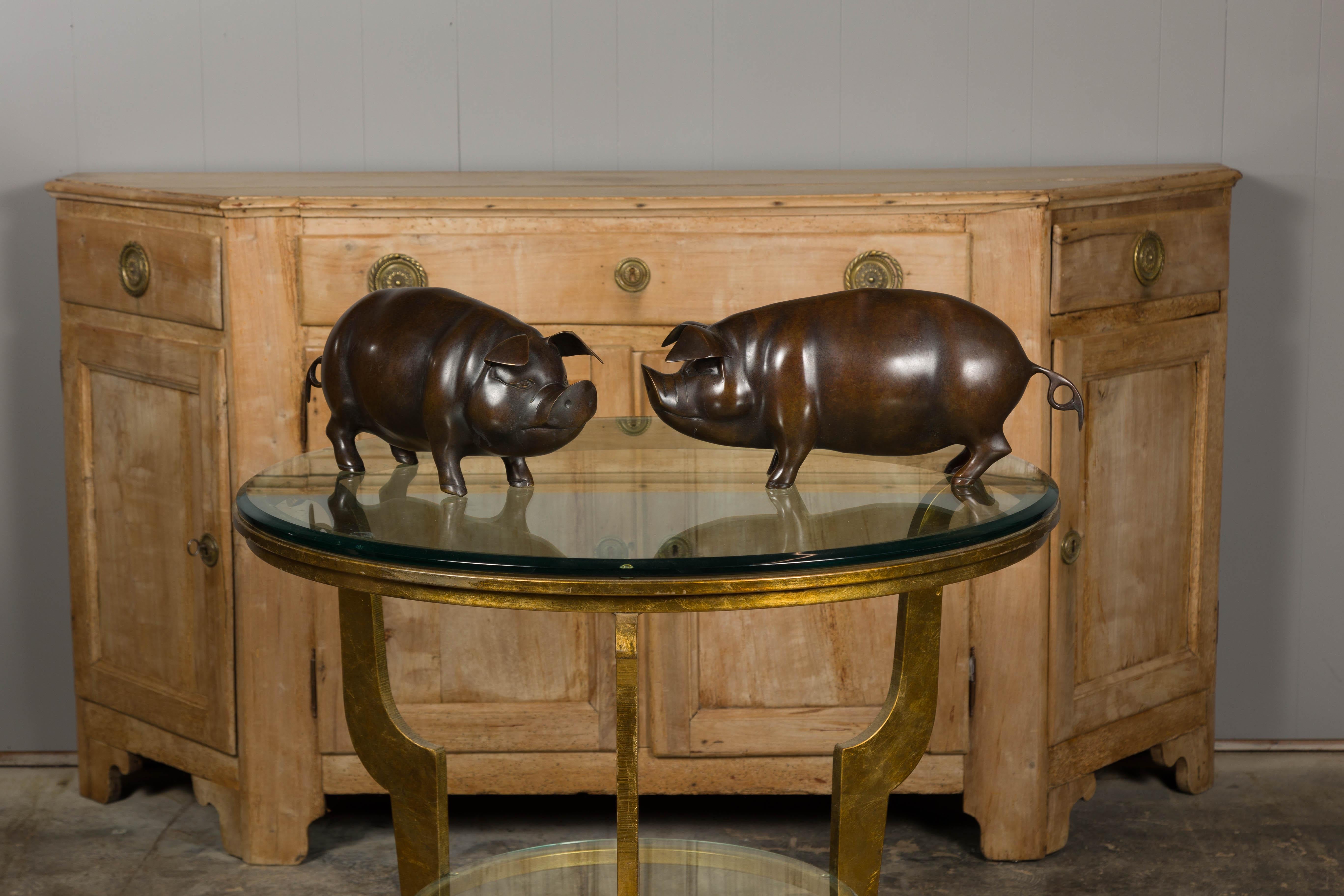 Paire de sculptures de cochons en bronze du milieu du siècle, patine foncée en vente 3