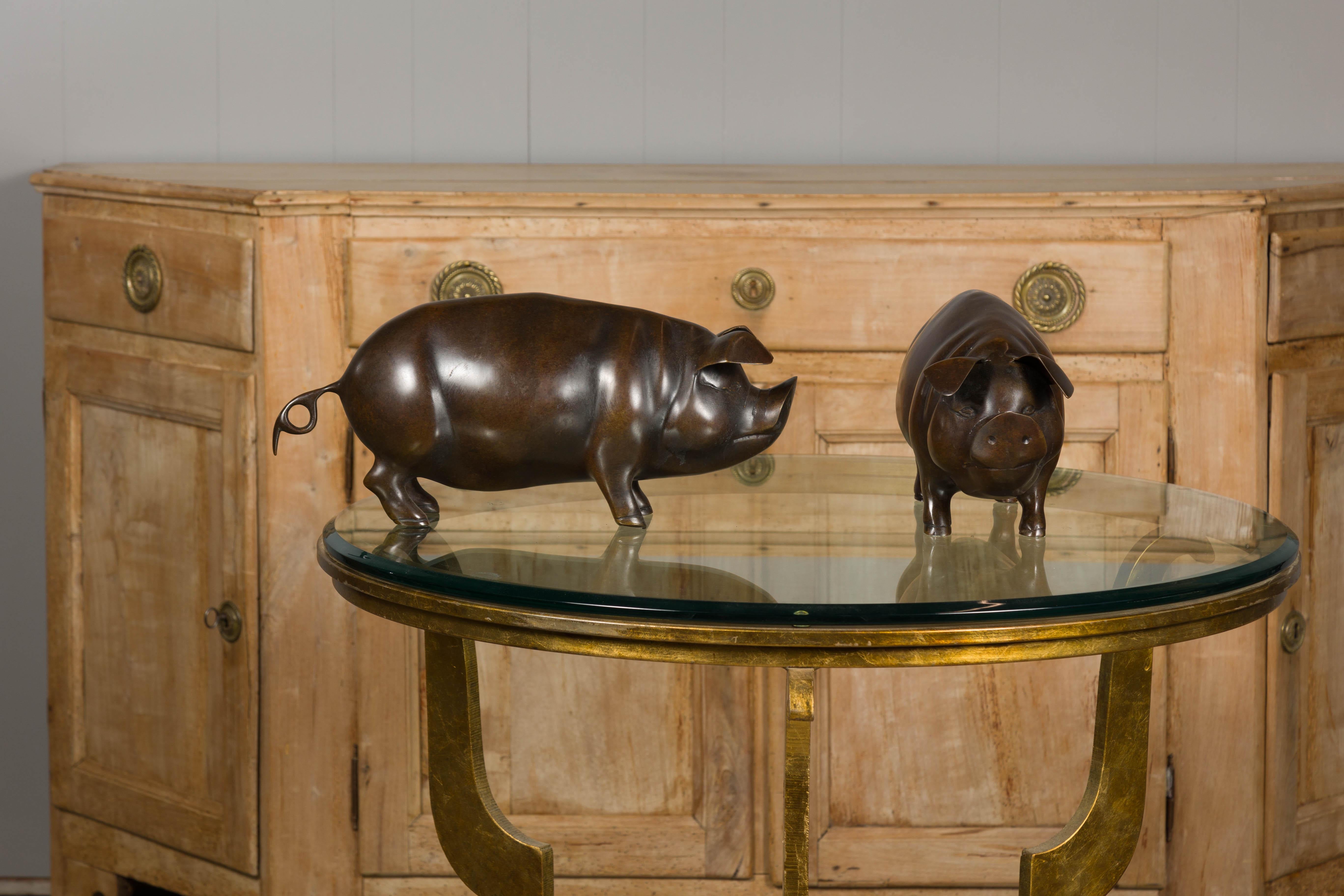 Paire de sculptures de cochons en bronze du milieu du siècle, patine foncée en vente 4