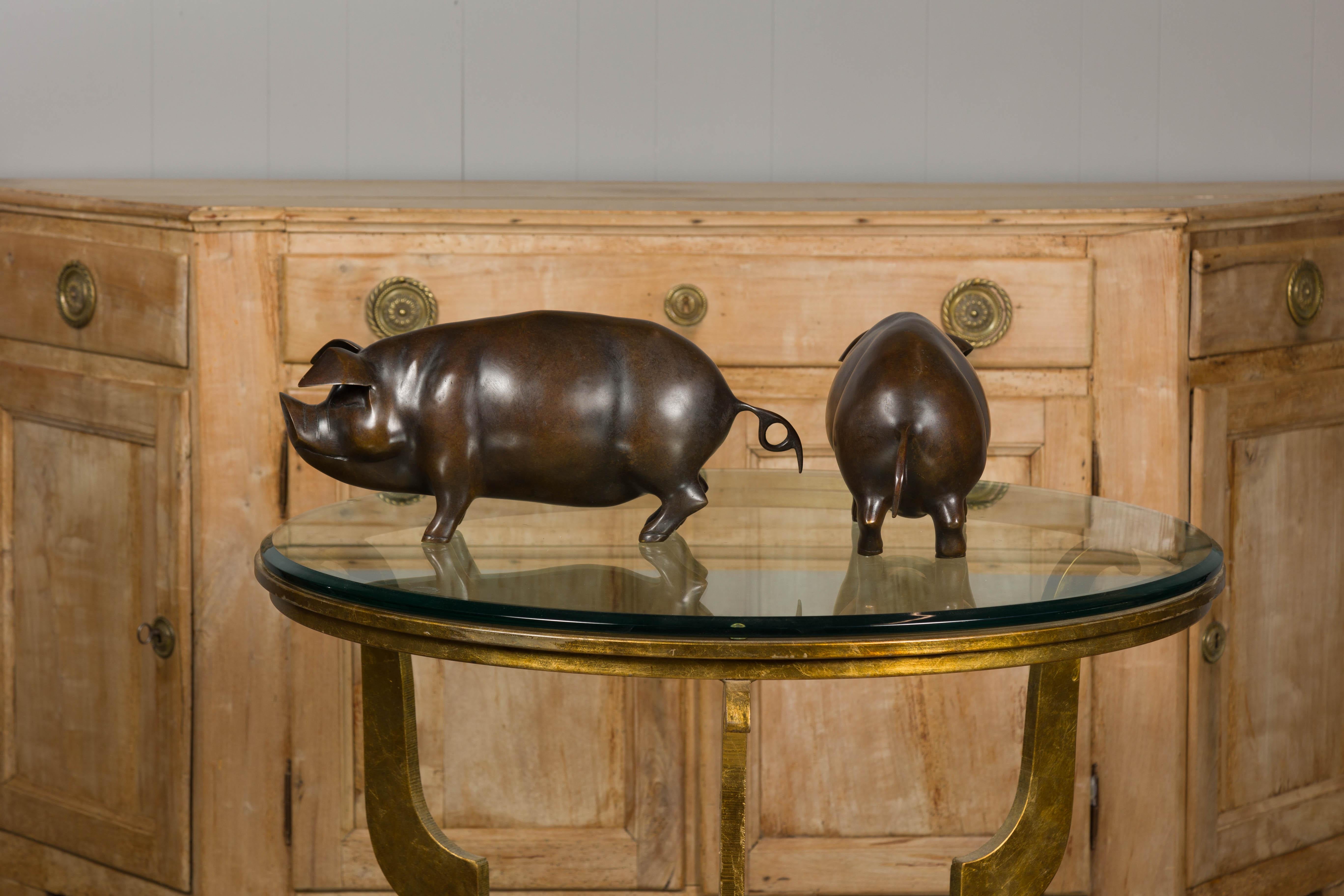 Paire de sculptures de cochons en bronze du milieu du siècle, patine foncée en vente 6