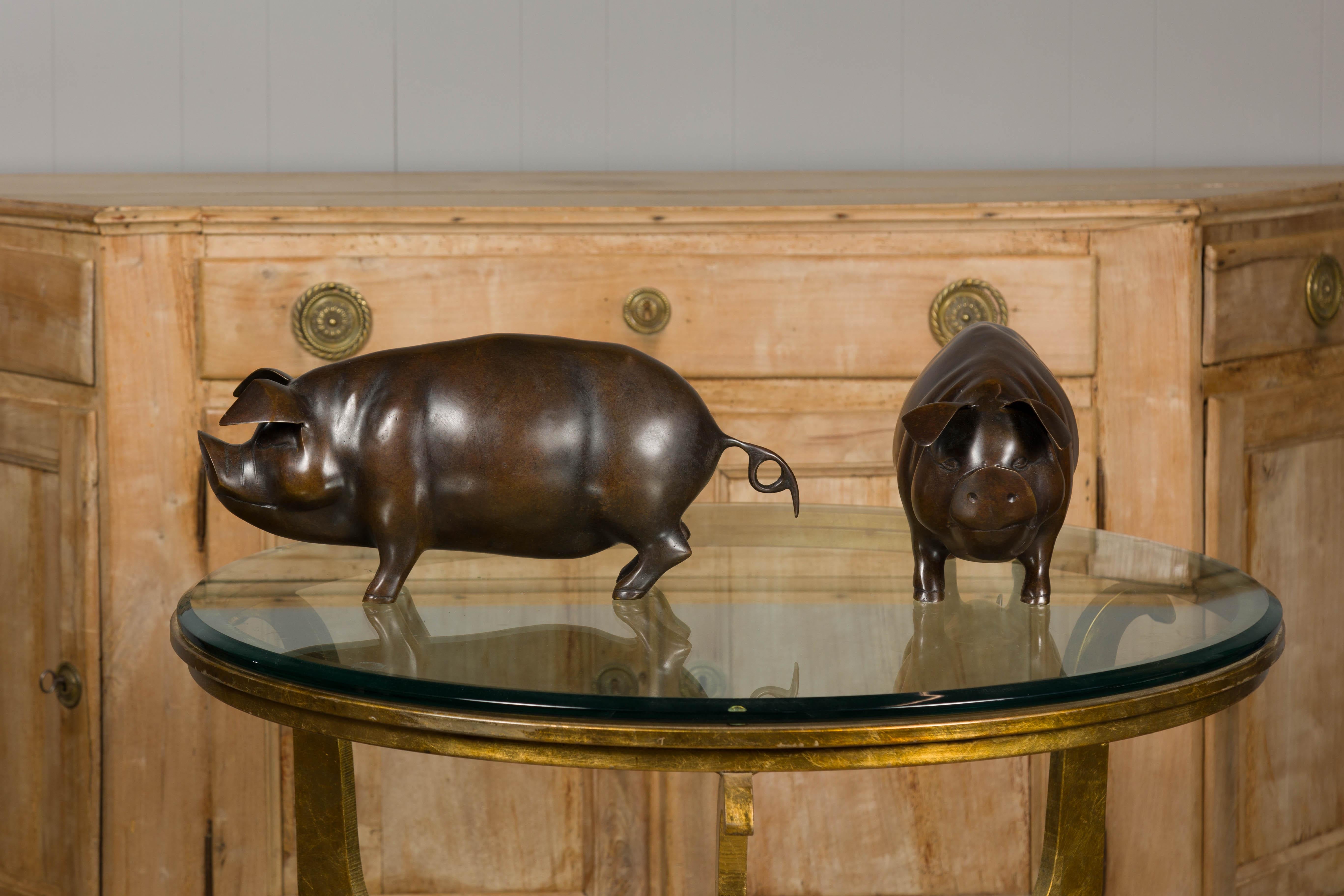 Paire de sculptures de cochons en bronze du milieu du siècle, patine foncée en vente 8