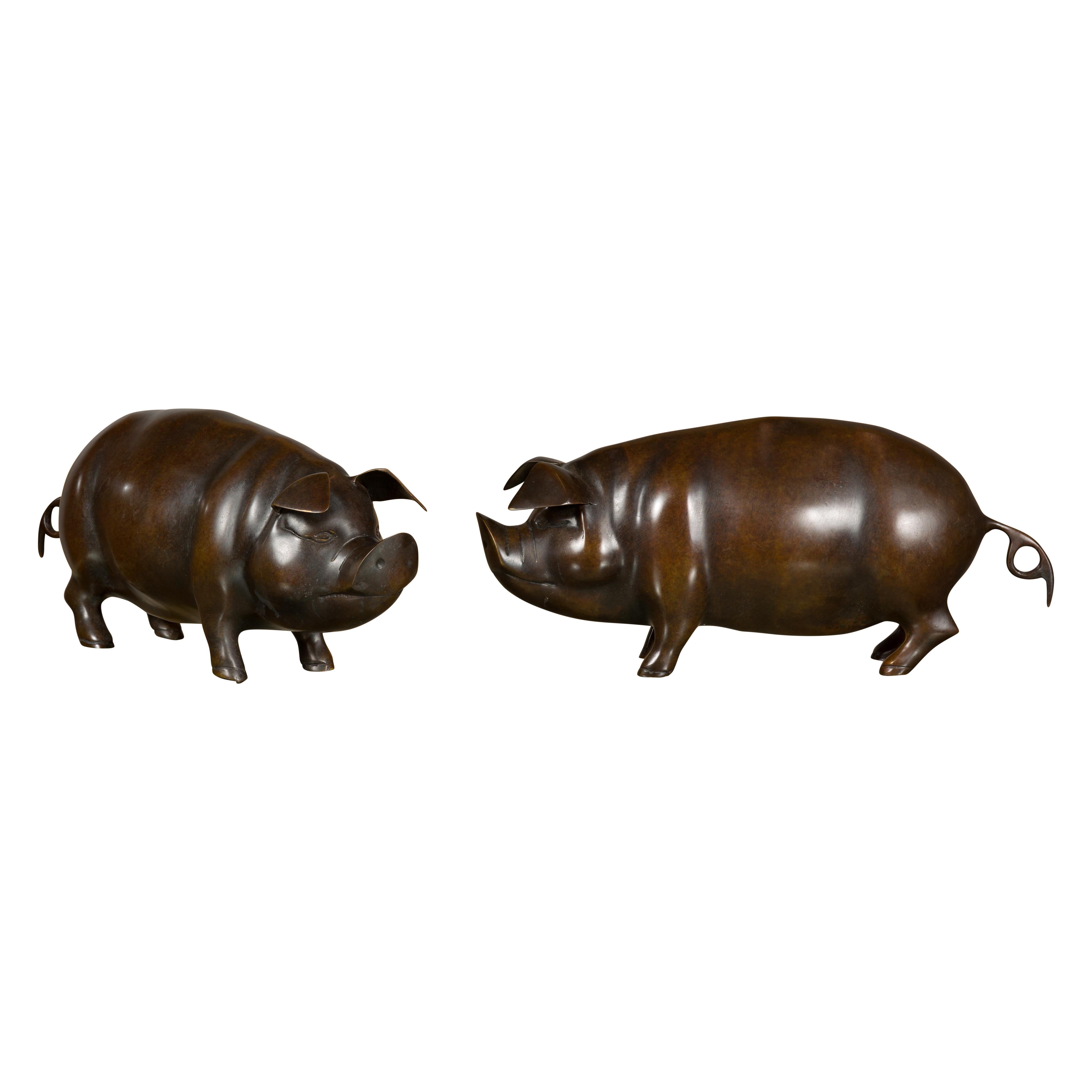 Paire de sculptures de cochons en bronze du milieu du siècle, patine foncée en vente 9