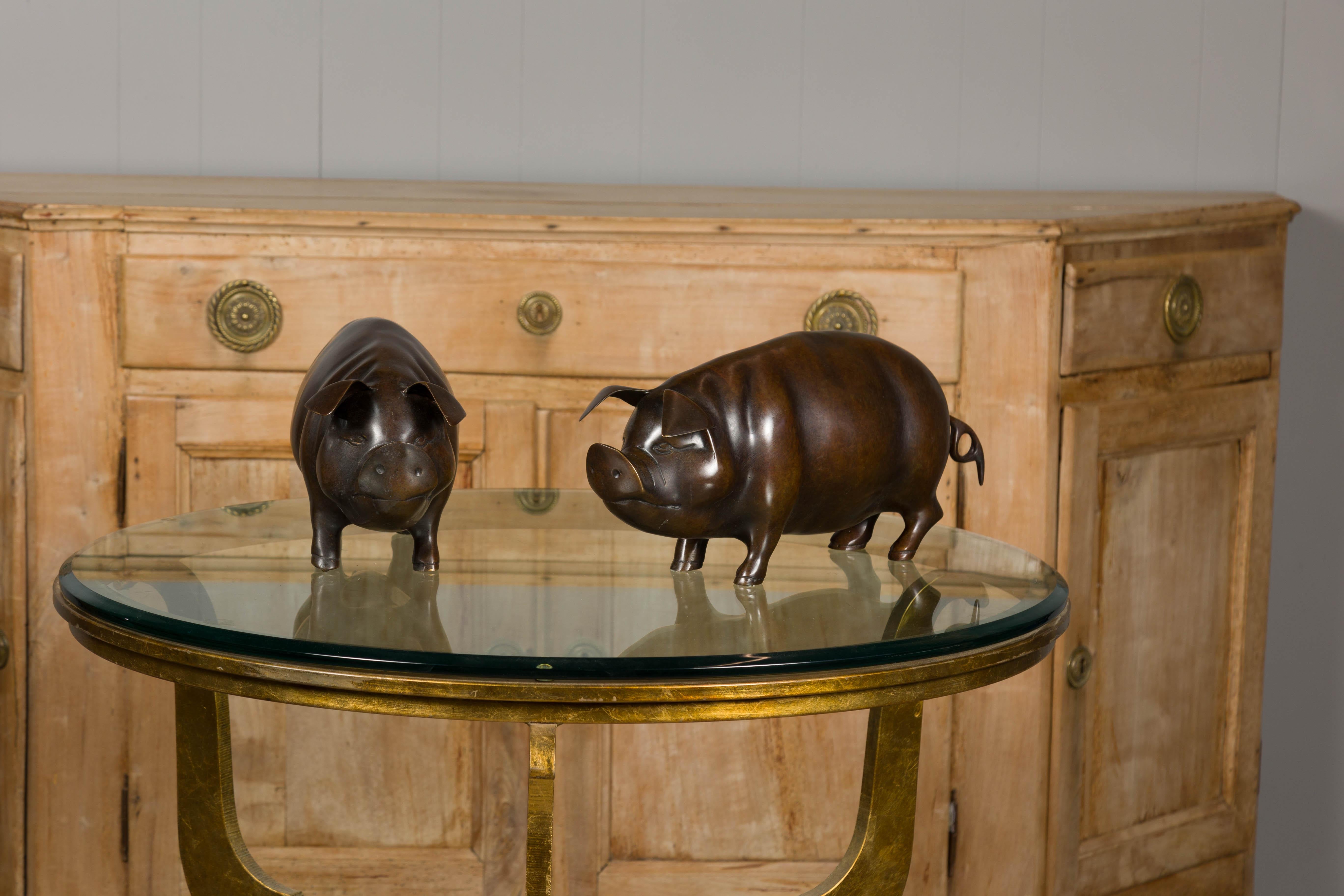 Mid-Century Modern Paire de sculptures de cochons en bronze du milieu du siècle, patine foncée en vente