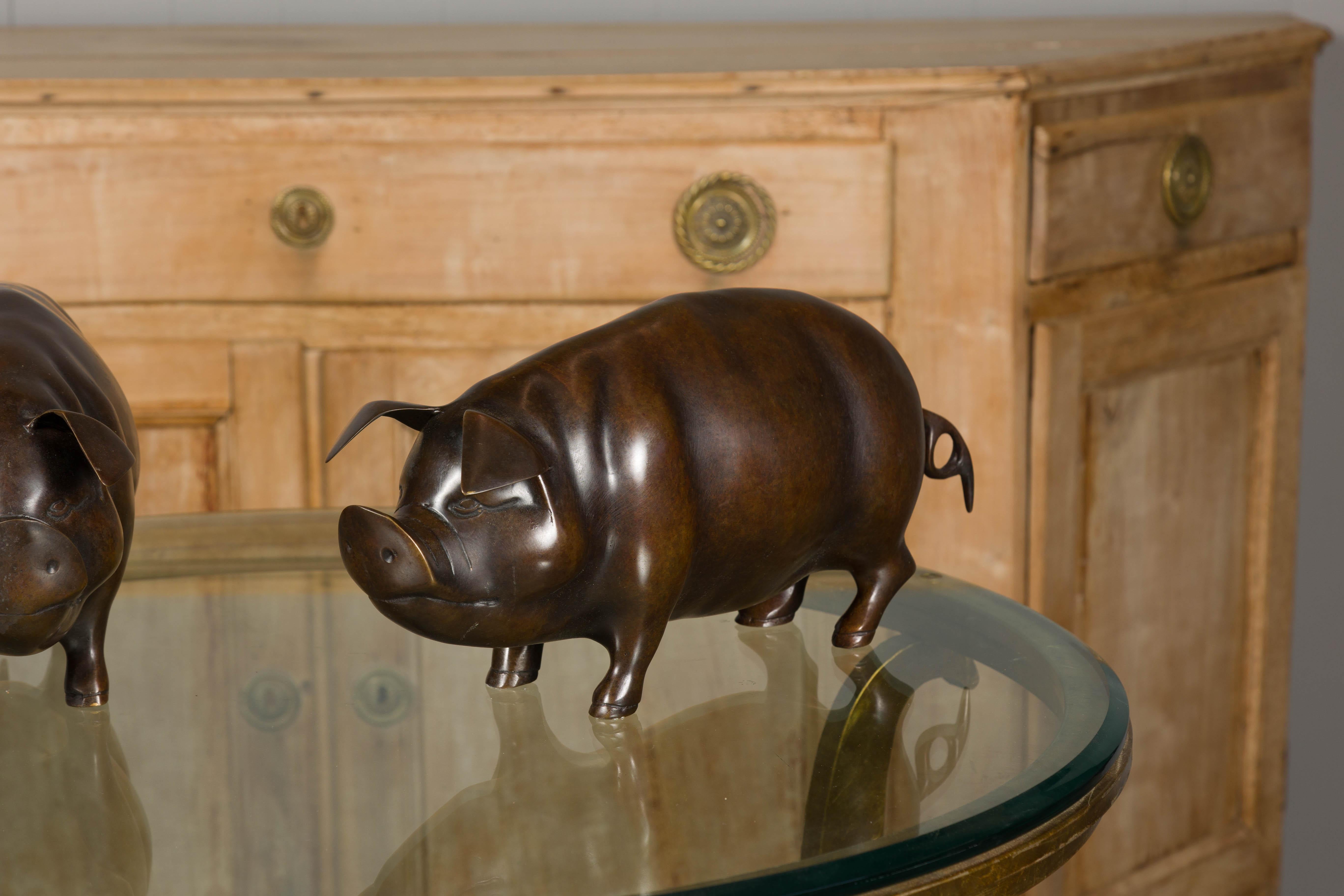 Paire de sculptures de cochons en bronze du milieu du siècle, patine foncée Bon état - En vente à Atlanta, GA