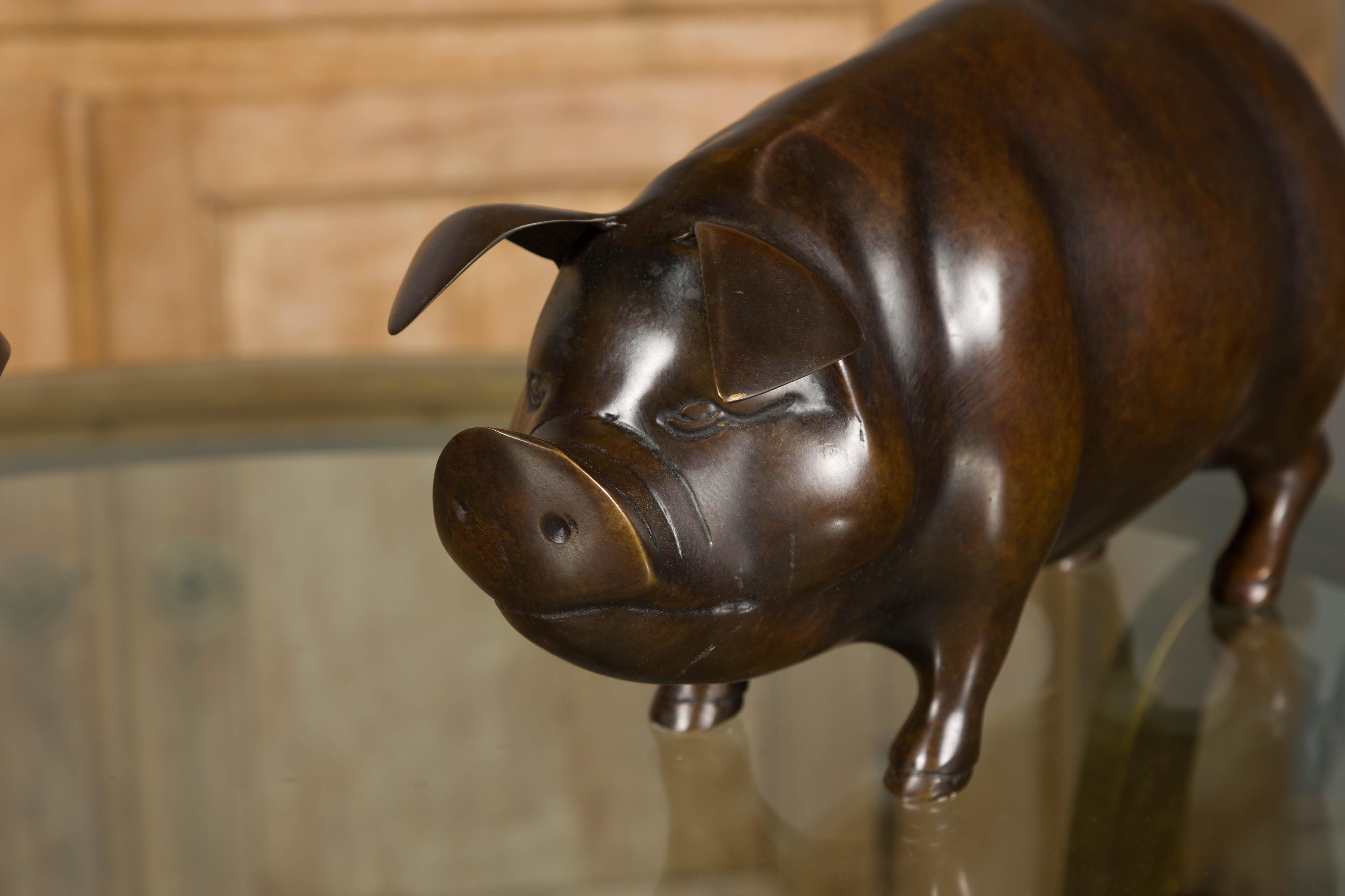 Bronze Paire de sculptures de cochons en bronze du milieu du siècle, patine foncée en vente