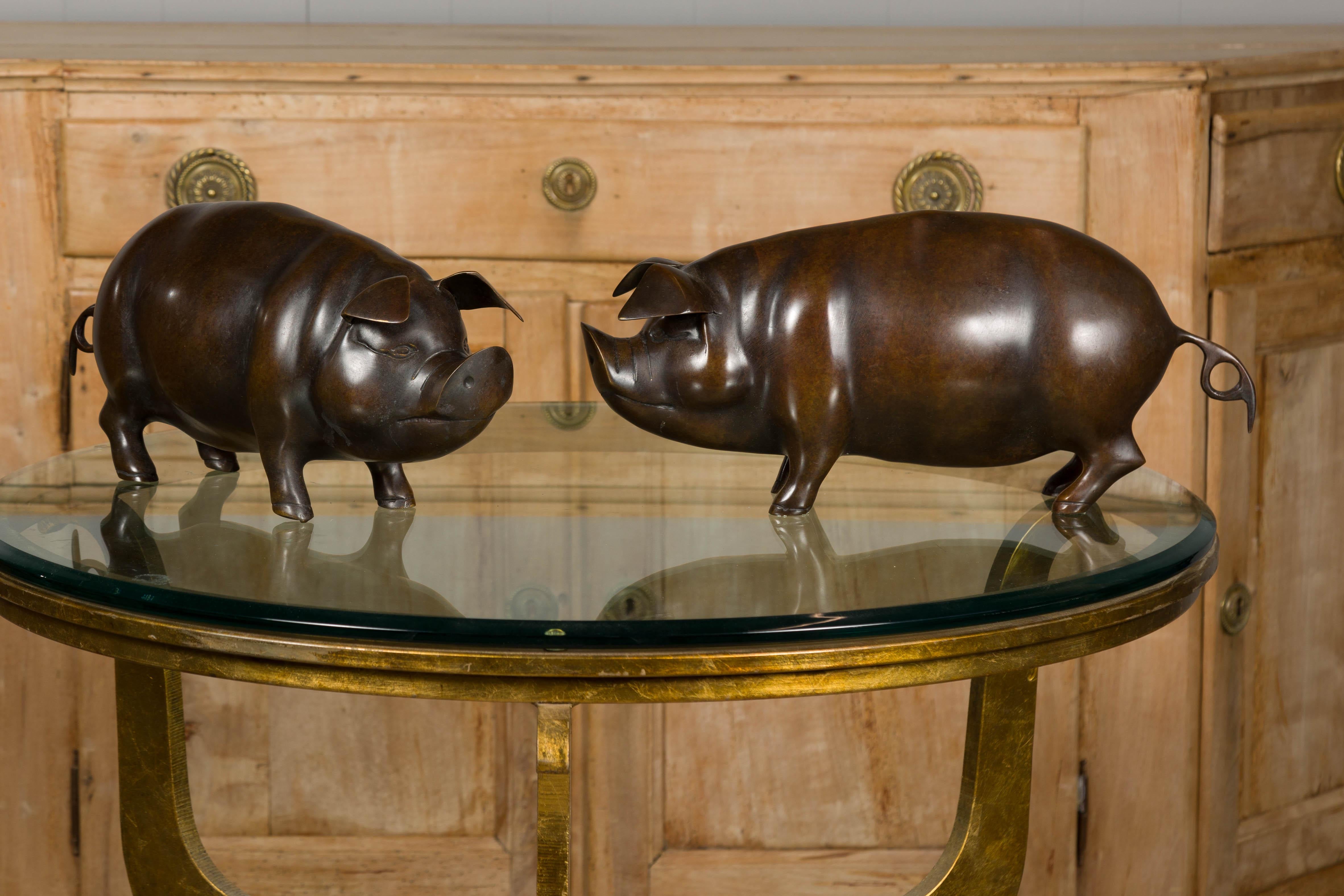 Paire de sculptures de cochons en bronze du milieu du siècle, patine foncée en vente 2