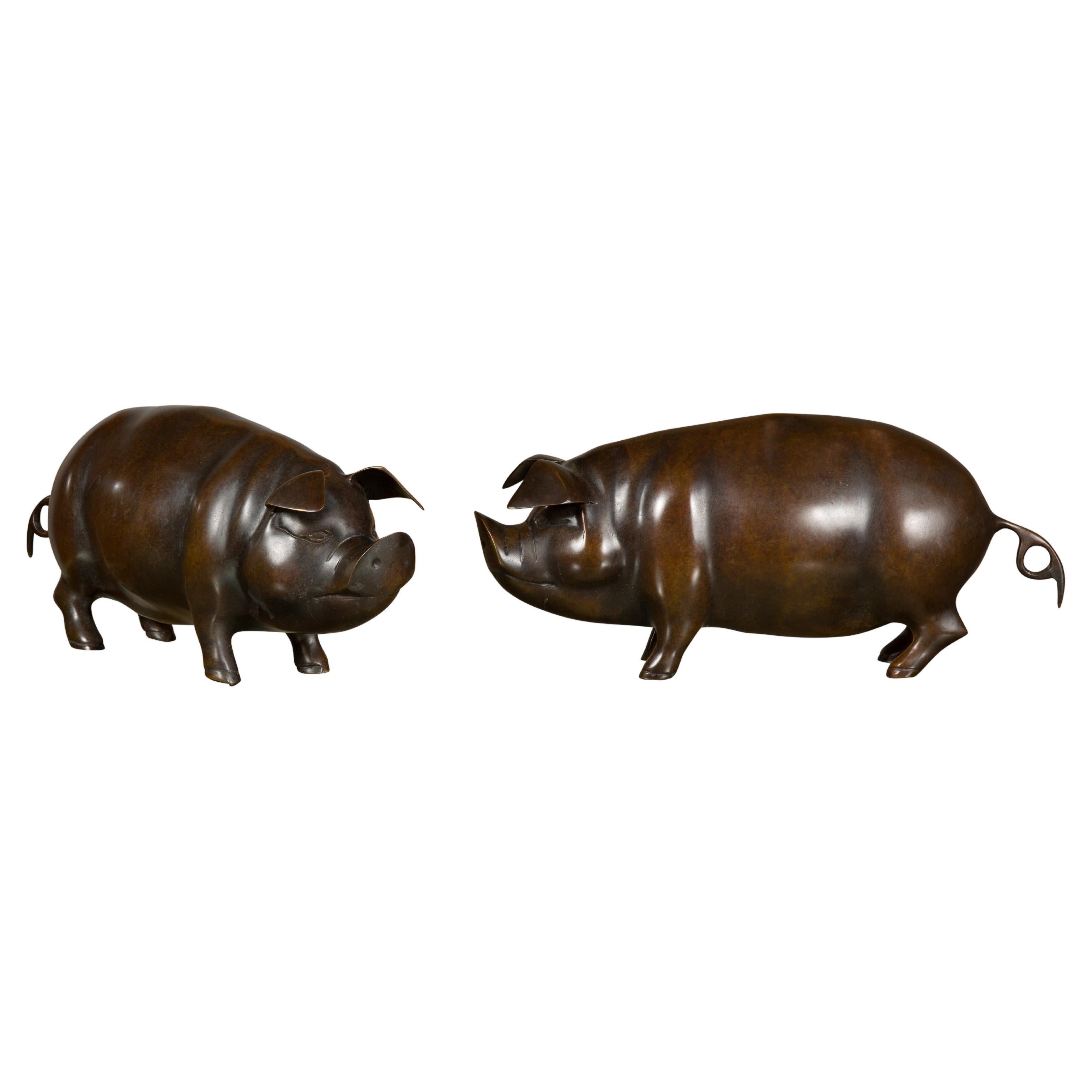 Paire de sculptures de cochons en bronze du milieu du siècle, patine foncée