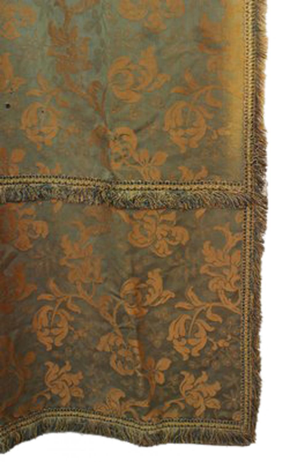 COPPIA Tendaggi in seta verde e oro in stile Mission America con motivi floreali e bordo con frange (PREZZO A COPPIA).

Conditio sine qua non, potrebbe presentare degli strappi