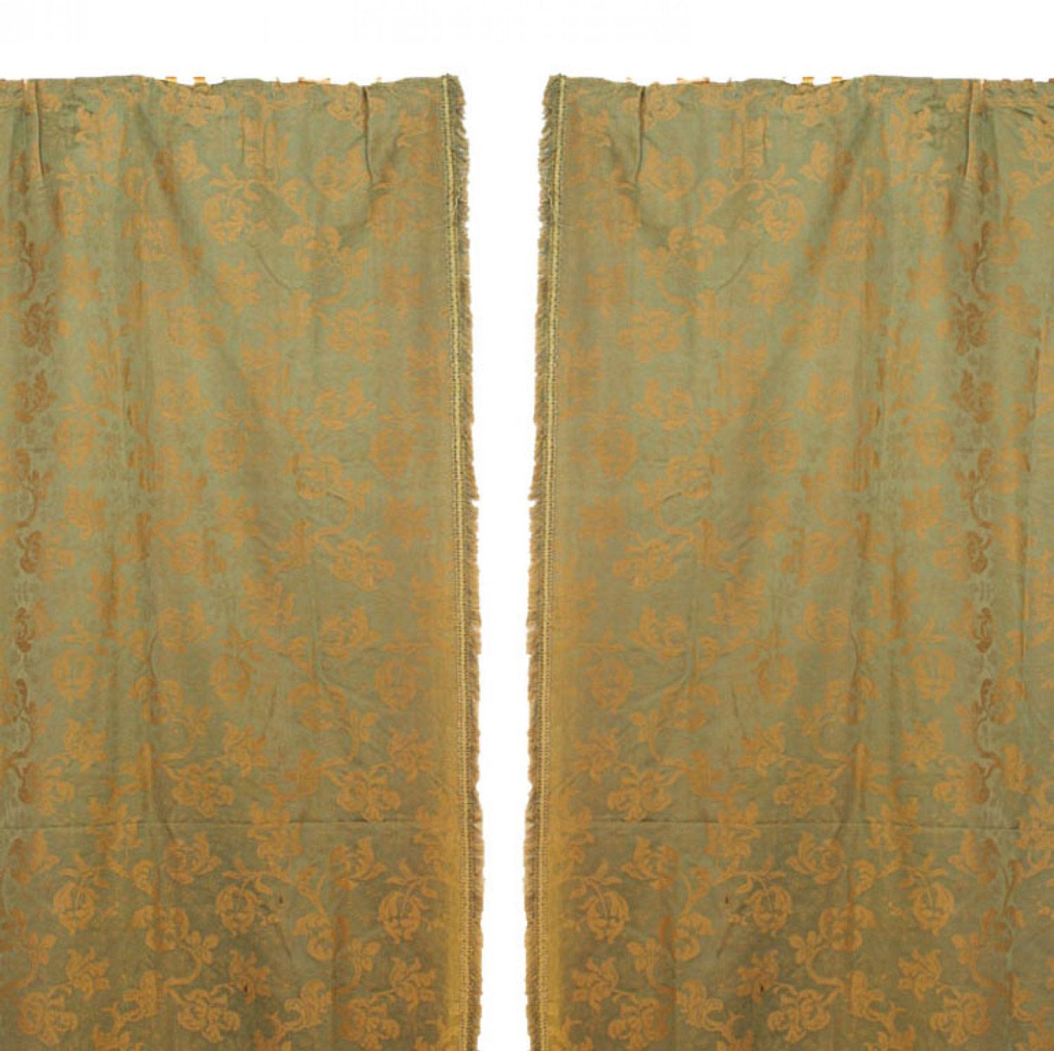 Americano Coppia di drappi di seta floreali verdi e dorati in stile Mission Americana in vendita