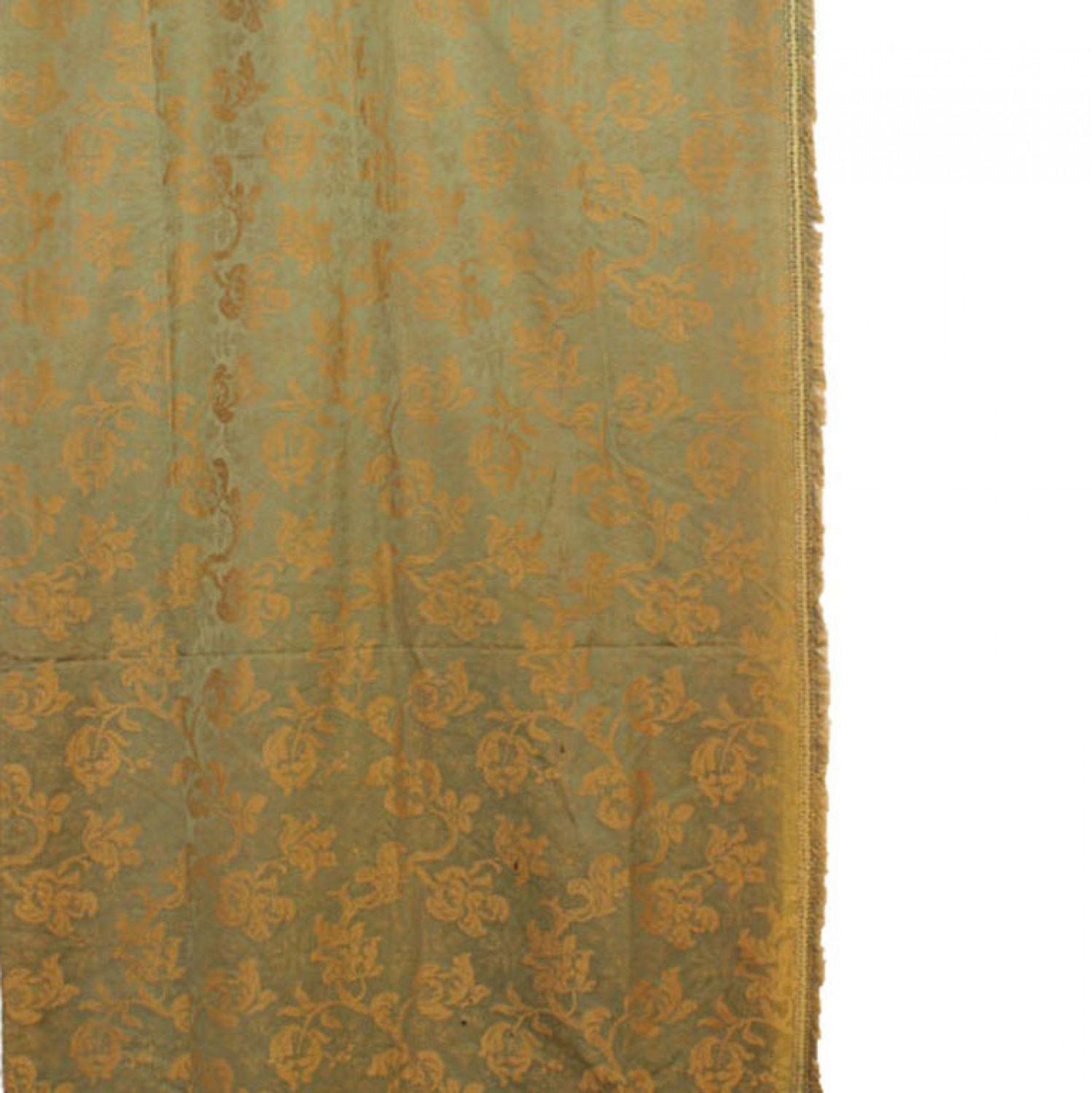 Coppia di drappi di seta floreali verdi e dorati in stile Mission Americana In condizioni buone in vendita a Queens, NY