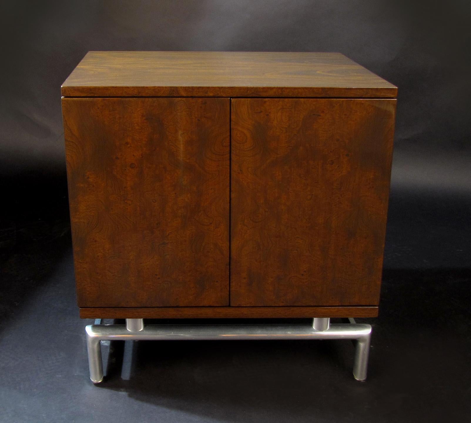 Mid-Century Modern Pair of American Modern Burled-front Bedside Tables For Sale