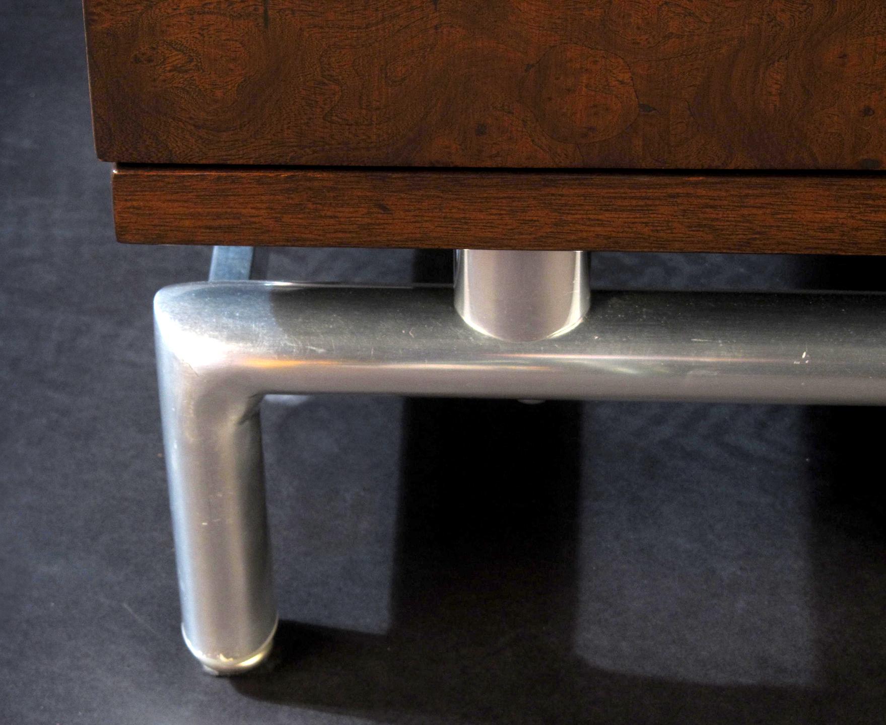 Mid-20th Century Pair of American Modern Burled-front Bedside Tables For Sale