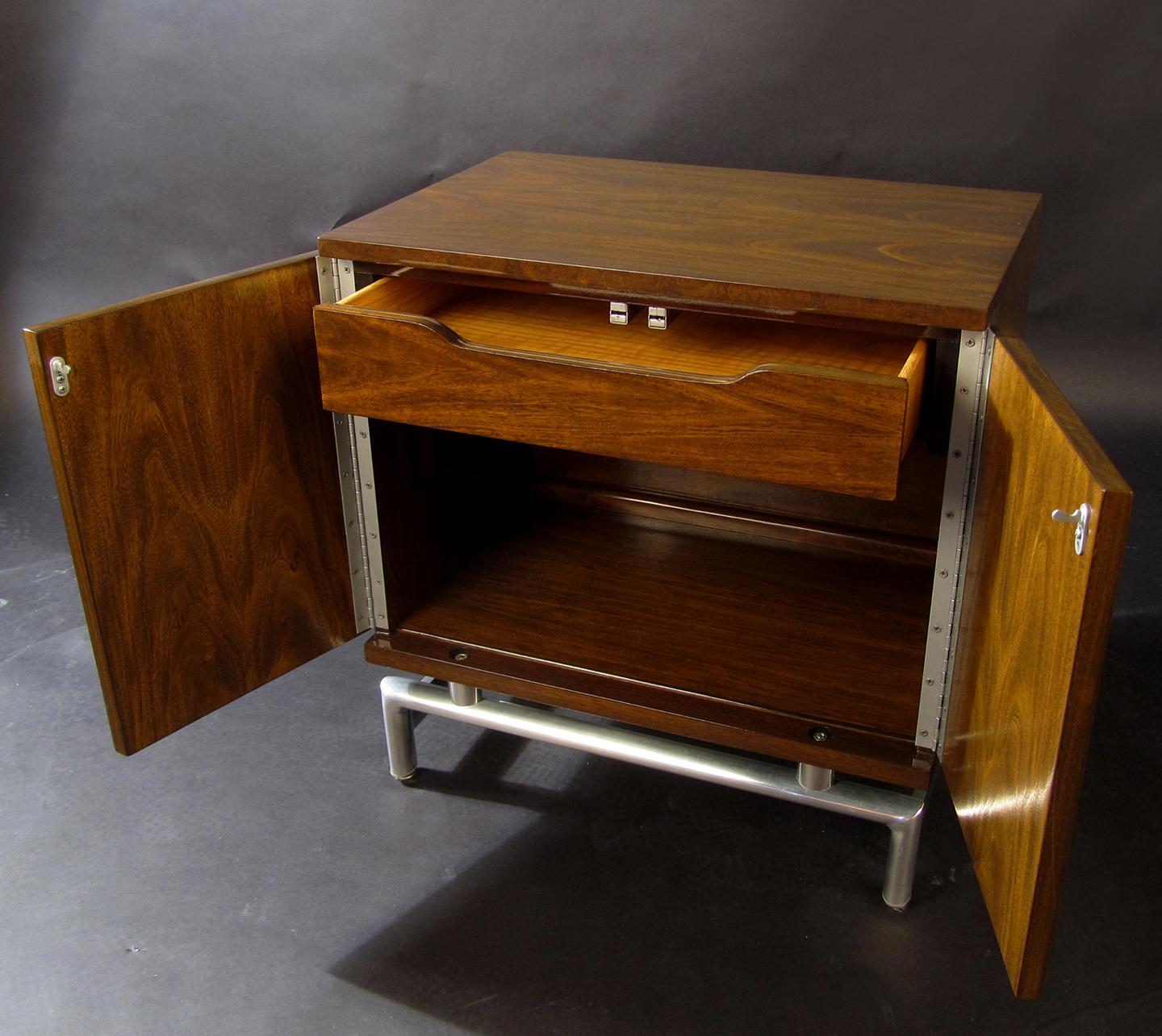 Pair of American Modern Burled-front Bedside Tables For Sale 1