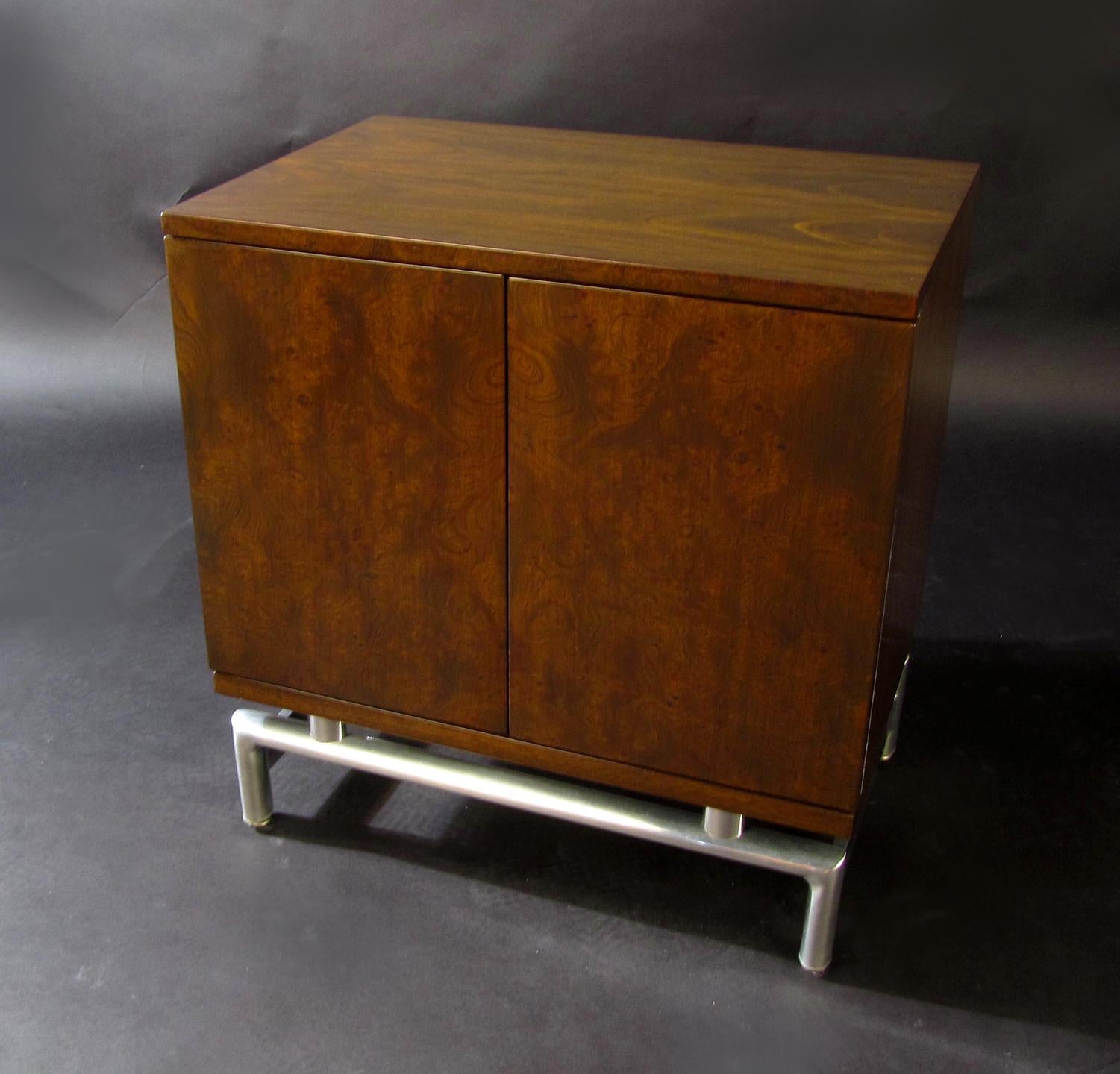 Pair of American Modern Burled-front Bedside Tables For Sale 2