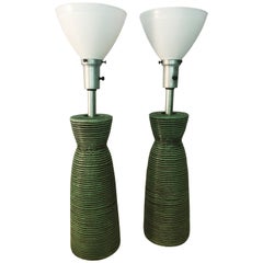 Paar moderne amerikanische Kelby-Tischlampen aus Keramik