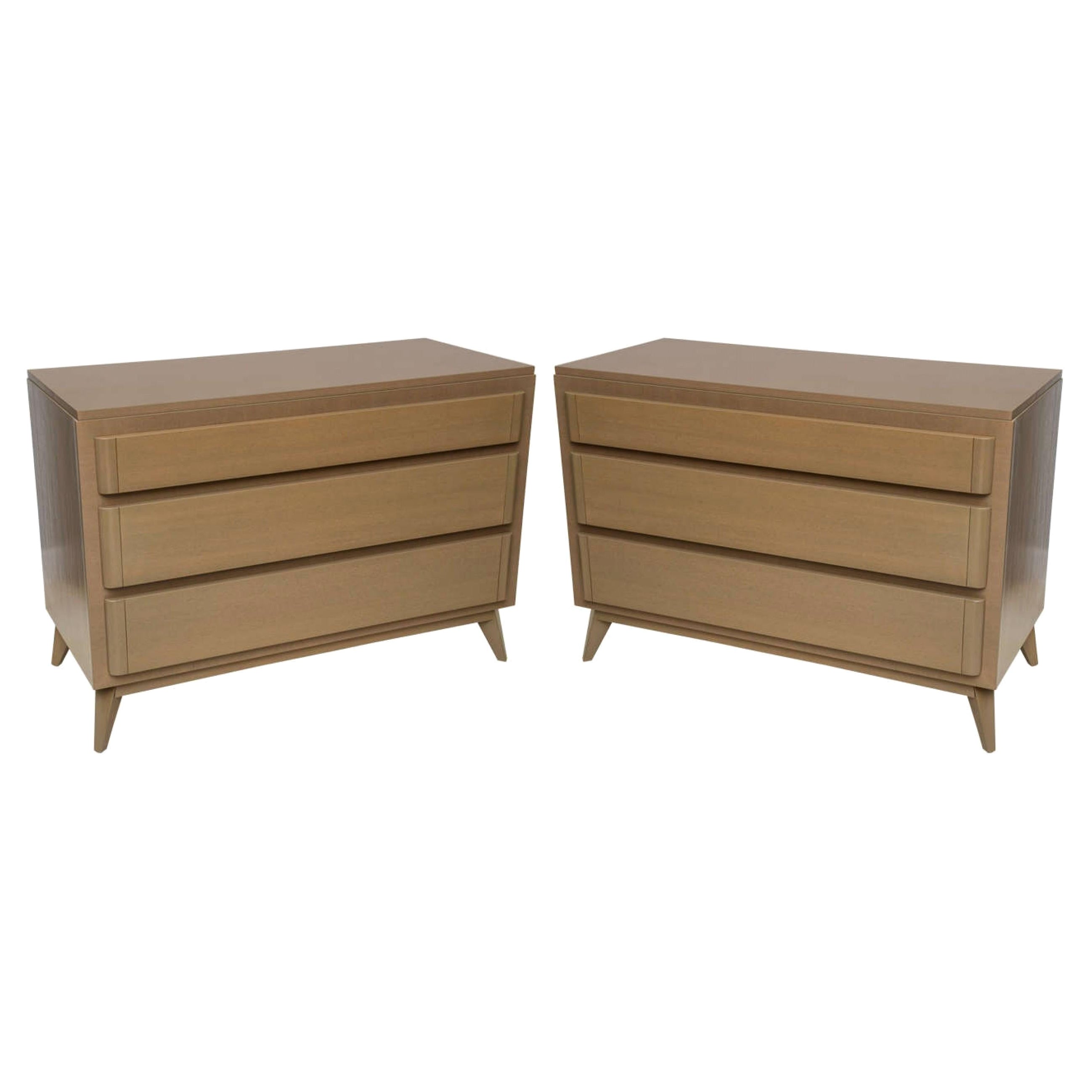 Paire de commodes américaines modernes en chêne cérusé