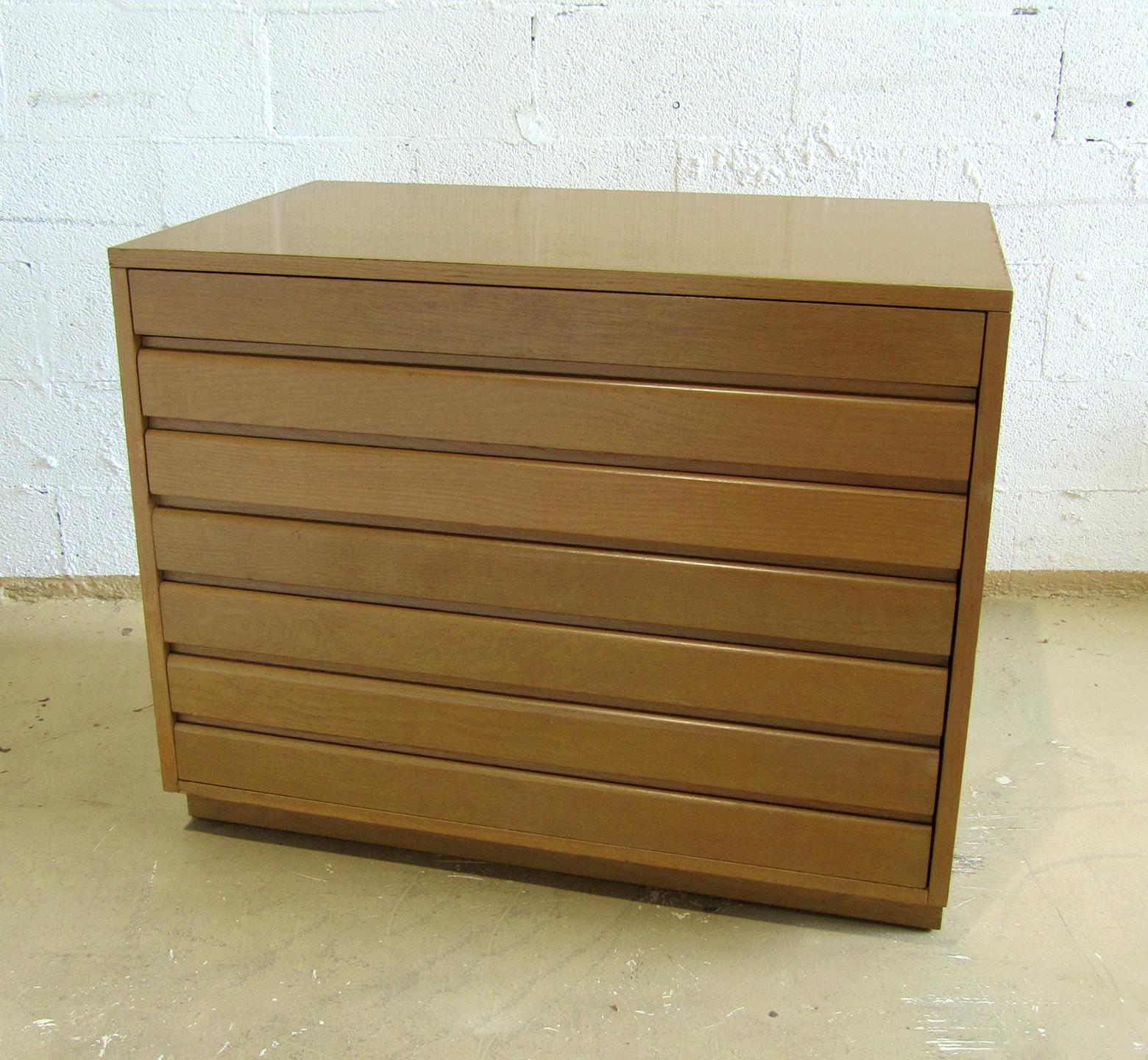 Mid-Century Modern Pair of American Modern Chest of Drawers/ Nightstands, Sligh Furniture For Sale