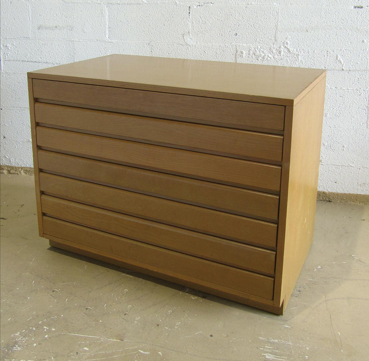 Pair of American Modern Chest of Drawers/ Nightstands, Sligh Furniture In Good Condition For Sale In Hollywood, FL