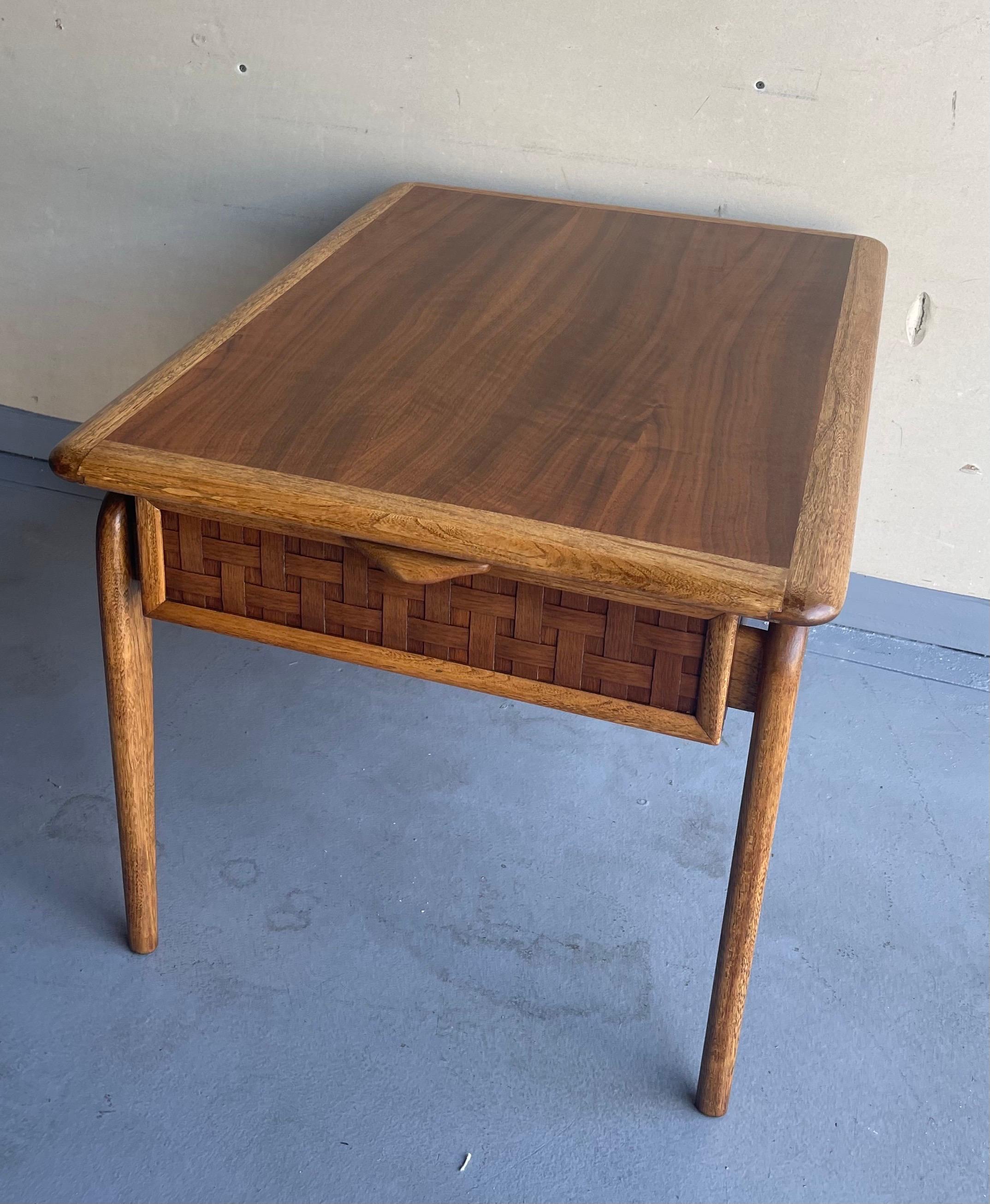 Ein Paar moderne amerikanischer Beistelltische aus Nussbaumholz der Serie „Perception“ von Lane Furniture im Angebot 5