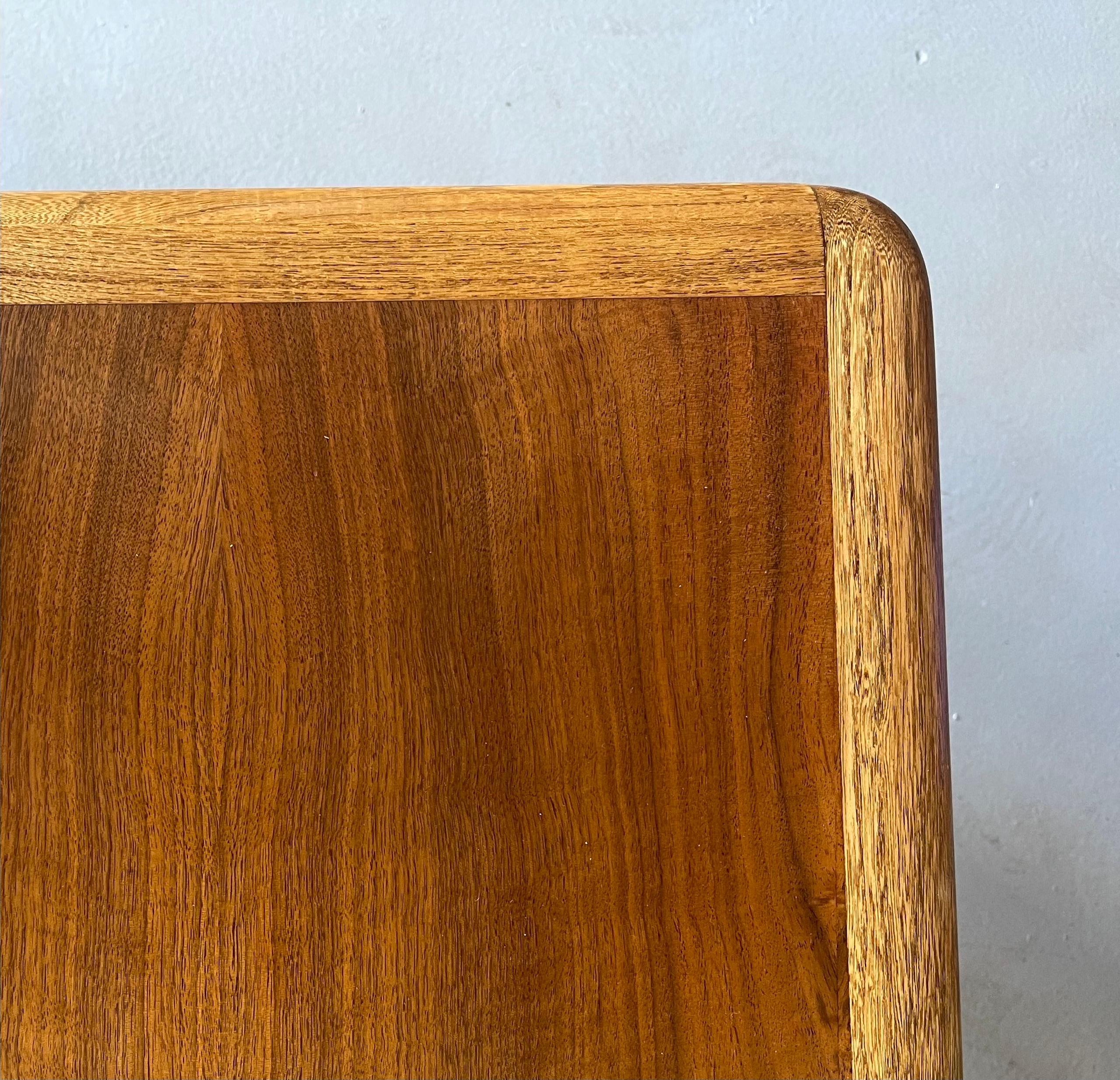 Ein Paar moderne amerikanischer Beistelltische aus Nussbaumholz der Serie „Perception“ von Lane Furniture im Angebot 8