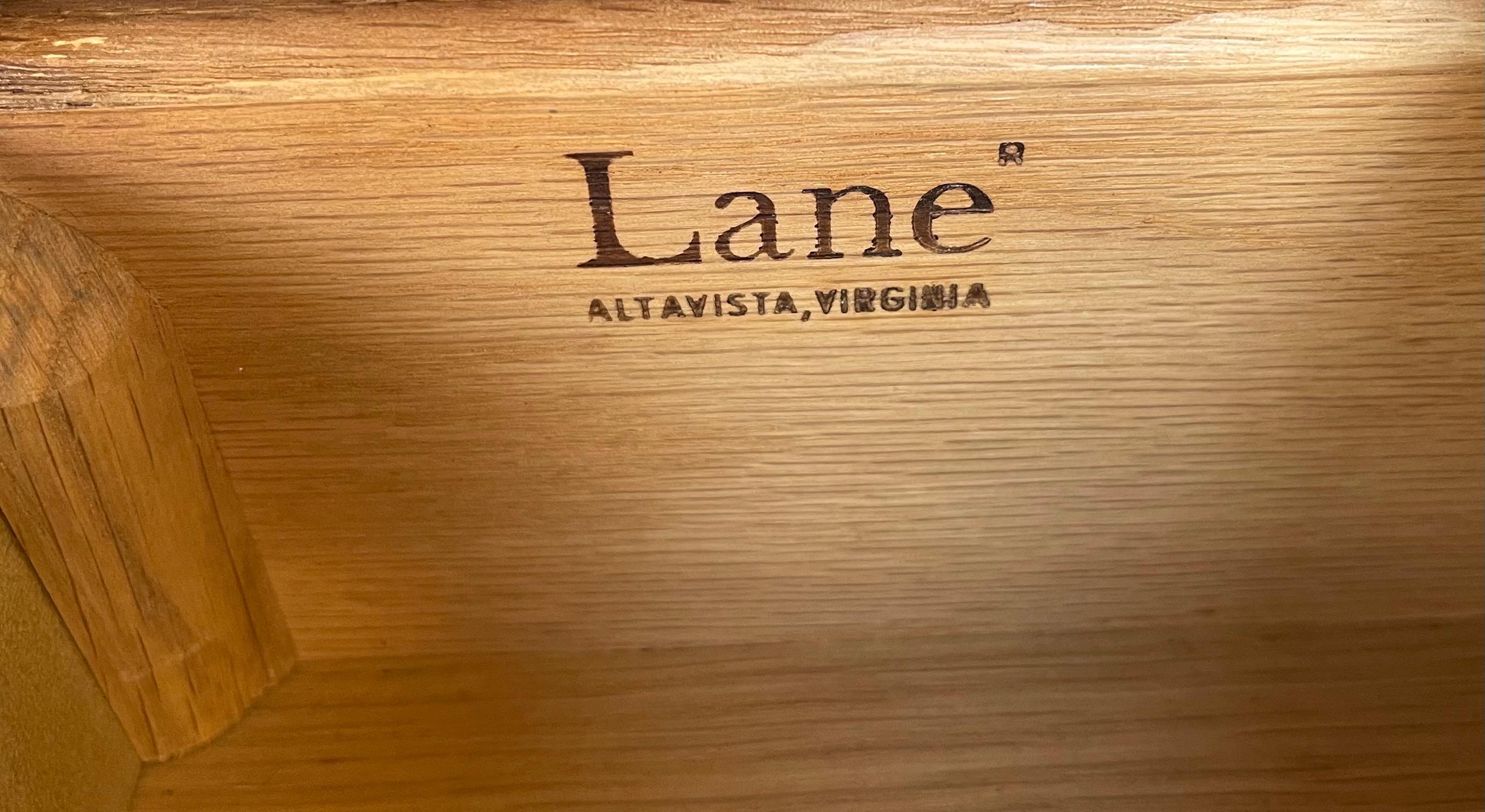 Ein Paar moderne amerikanischer Beistelltische aus Nussbaumholz der Serie „Perception“ von Lane Furniture im Angebot 9