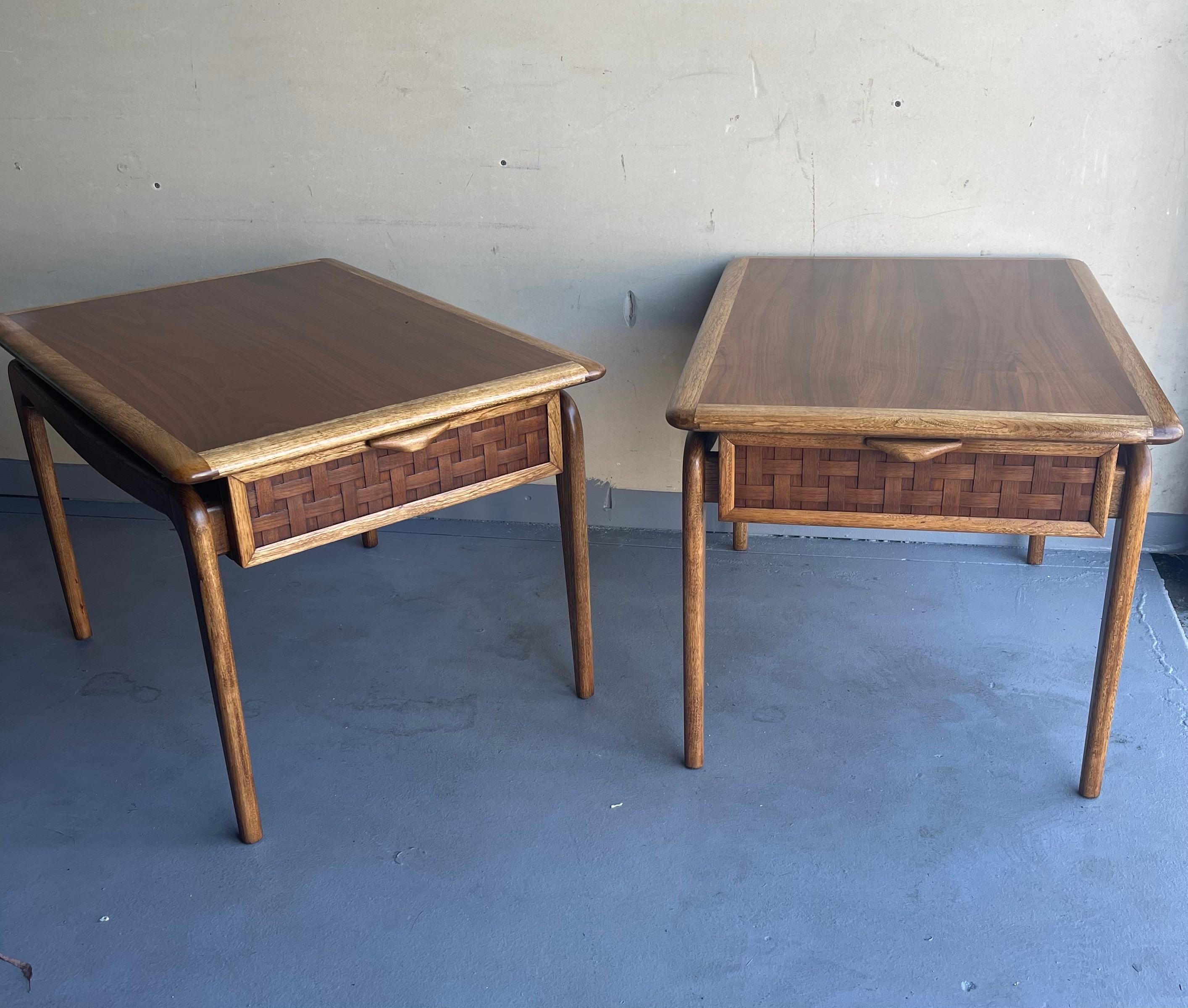 Ein Paar moderne amerikanischer Beistelltische aus Nussbaumholz der Serie „Perception“ von Lane Furniture (Moderne der Mitte des Jahrhunderts) im Angebot
