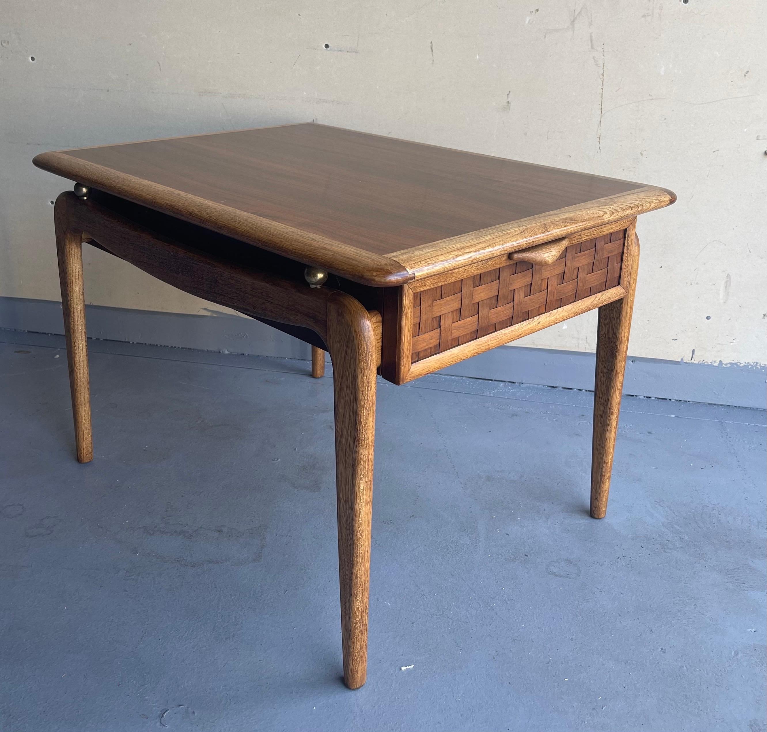 Ein Paar moderne amerikanischer Beistelltische aus Nussbaumholz der Serie „Perception“ von Lane Furniture im Angebot 1