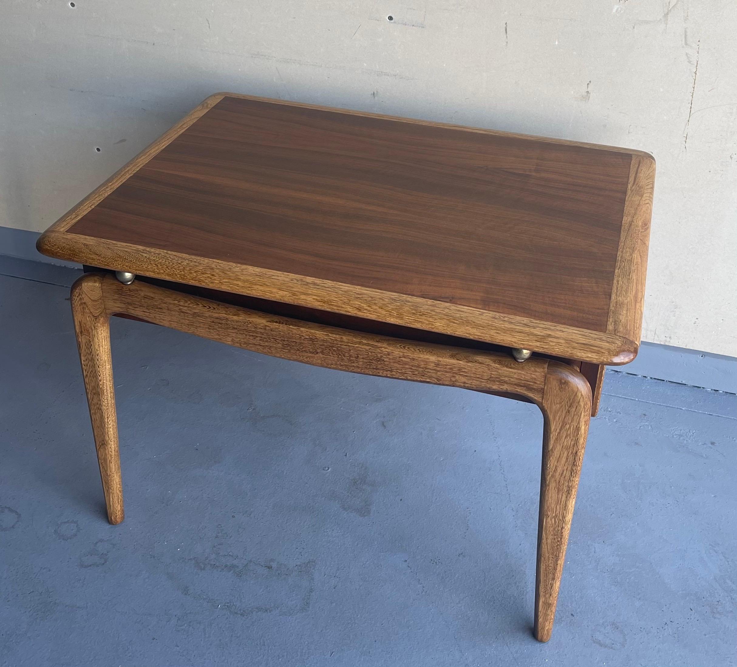 Ein Paar moderne amerikanischer Beistelltische aus Nussbaumholz der Serie „Perception“ von Lane Furniture im Angebot 2