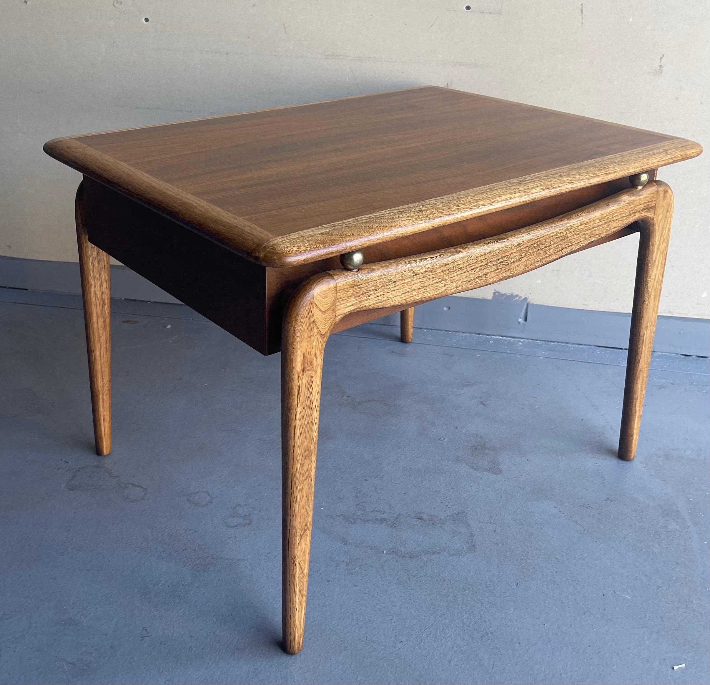 Ein Paar moderne amerikanischer Beistelltische aus Nussbaumholz der Serie „Perception“ von Lane Furniture im Angebot 3