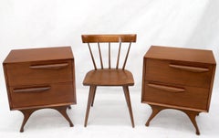 Coppia di Comodini a due cassetti con gambe scolpite in noce moderno americano