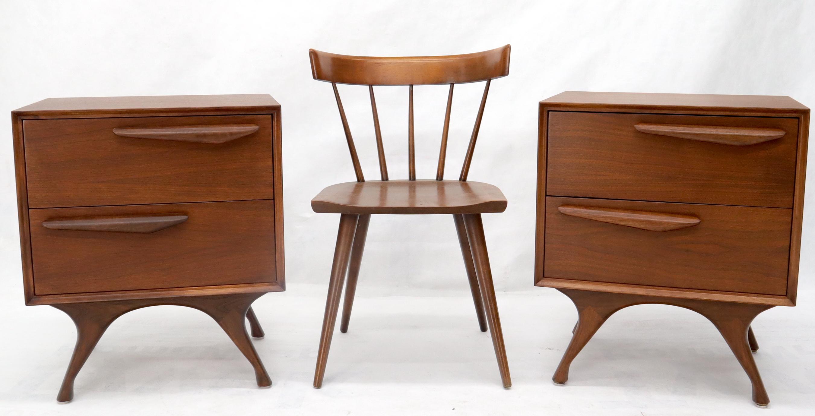 Pair of American Modern Walnut Sculptured Legs Pulls Two Drawers Nightstands In Excellent Condition For Sale In Rockaway, NJ