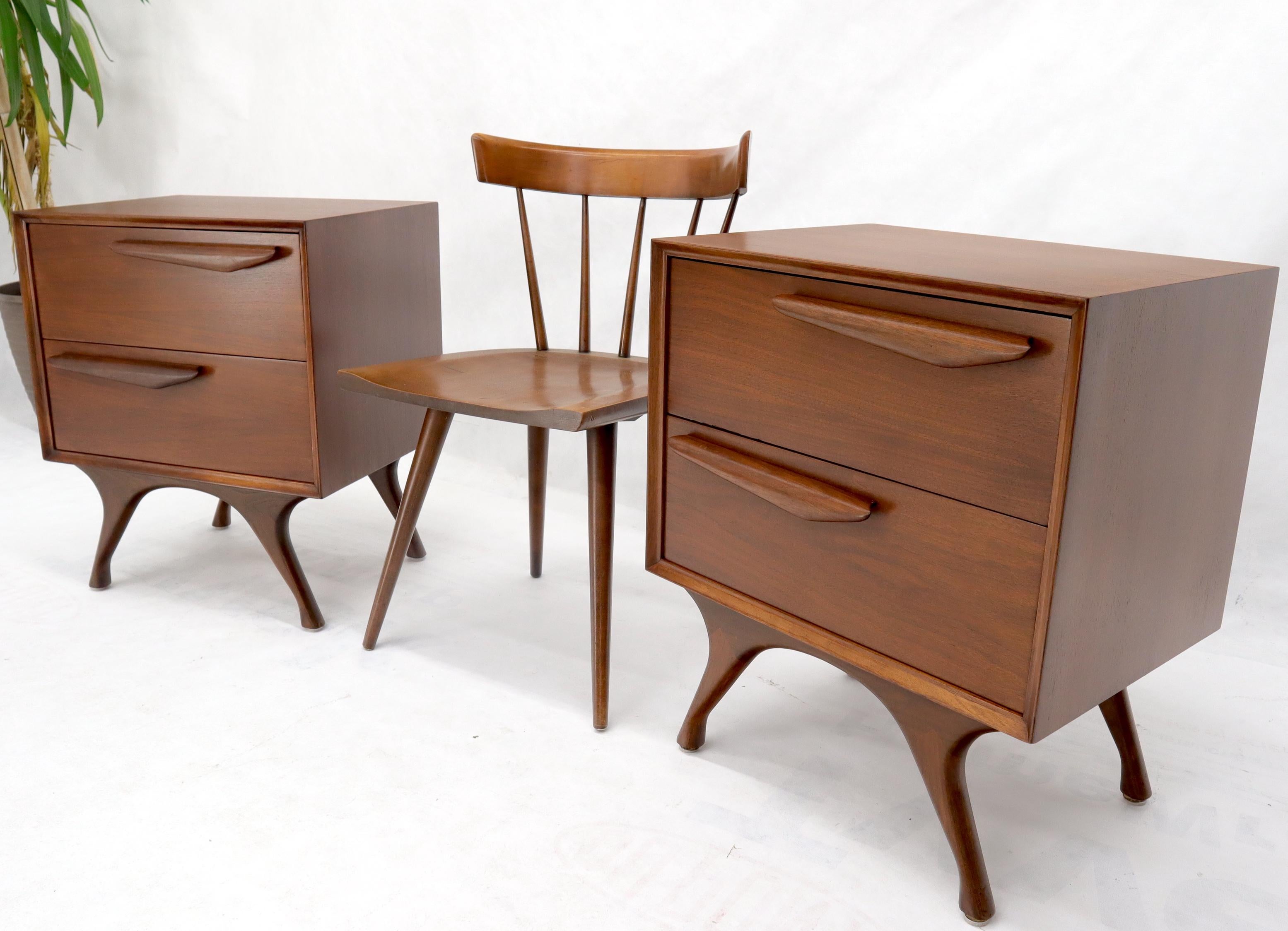 20th Century Pair of American Modern Walnut Sculptured Legs Pulls Two Drawers Nightstands For Sale