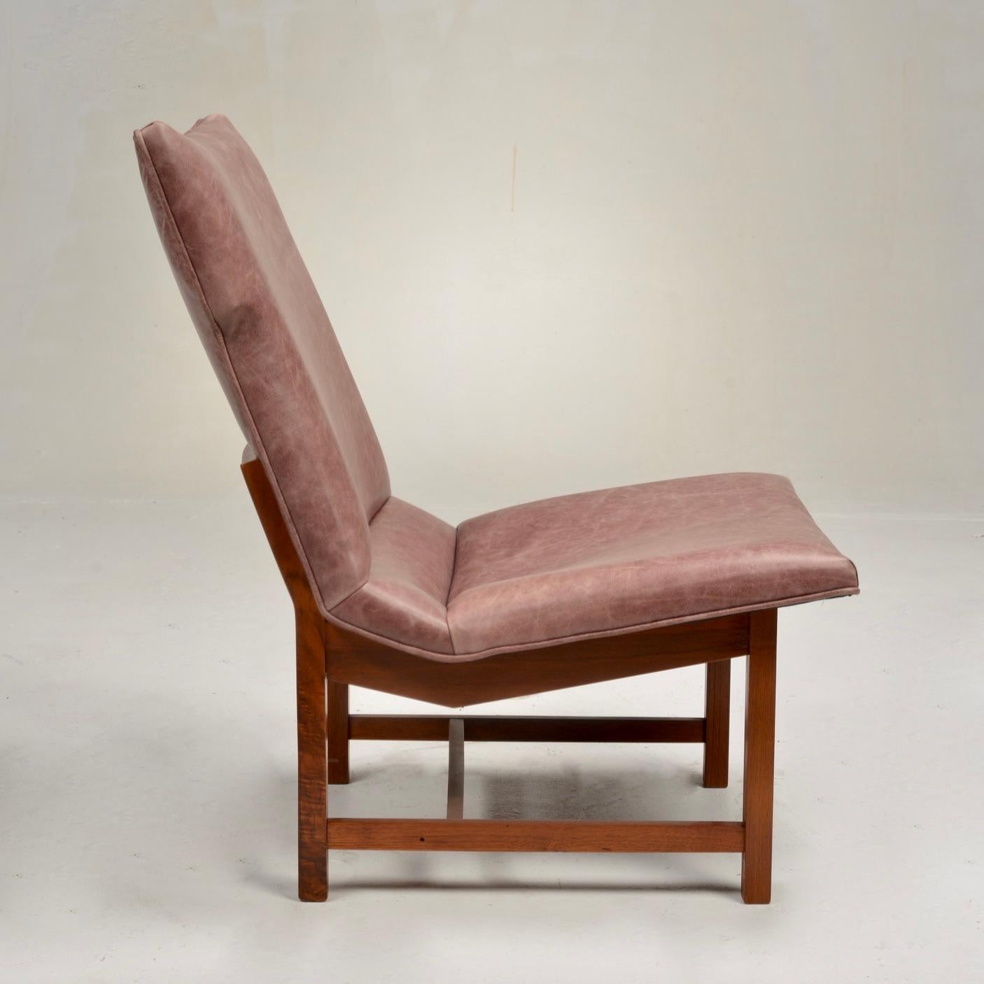 Mid-20th Century Pair of American Modernist Leather Lounge Chairs For Sale