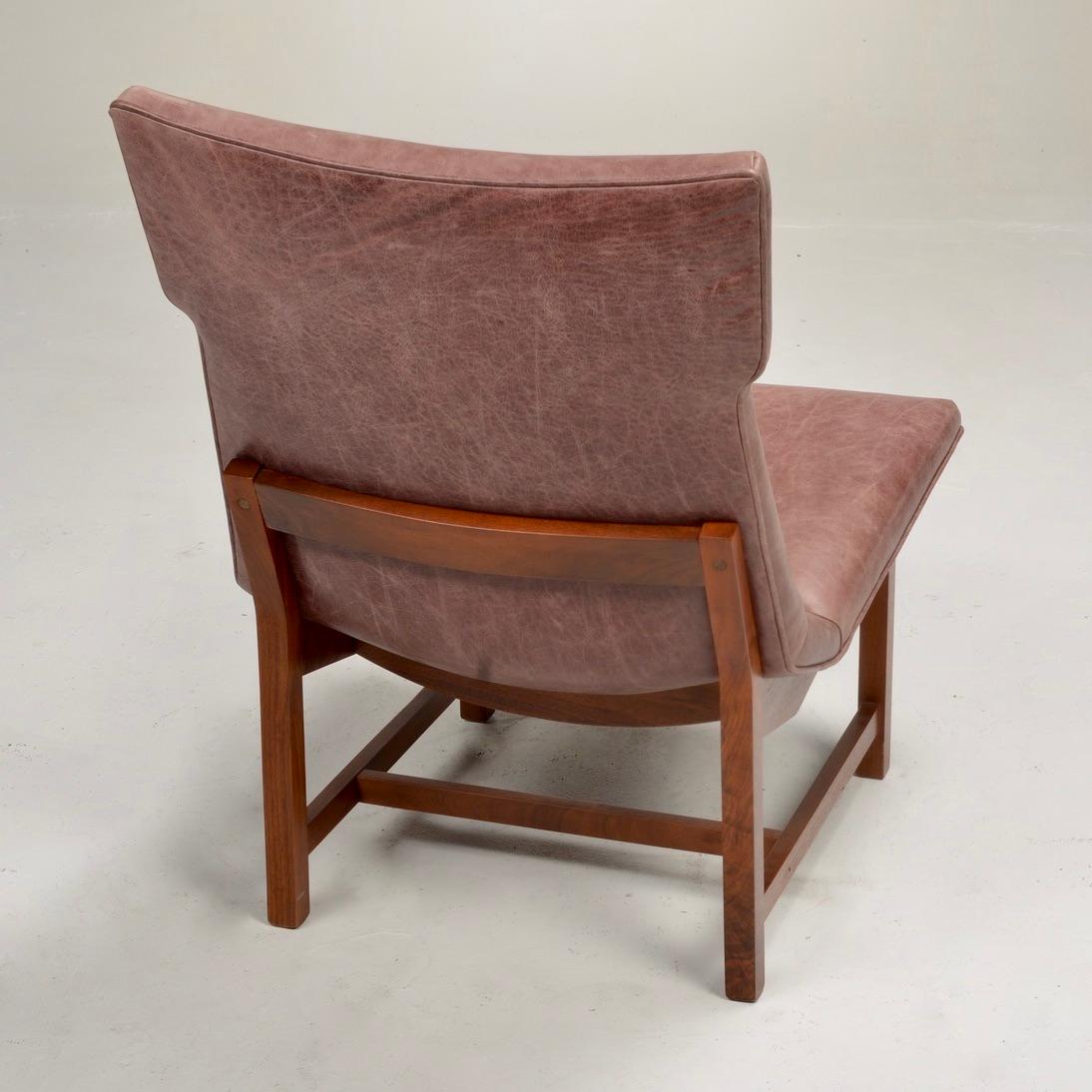 Pair of American Modernist Leather Lounge Chairs For Sale 1