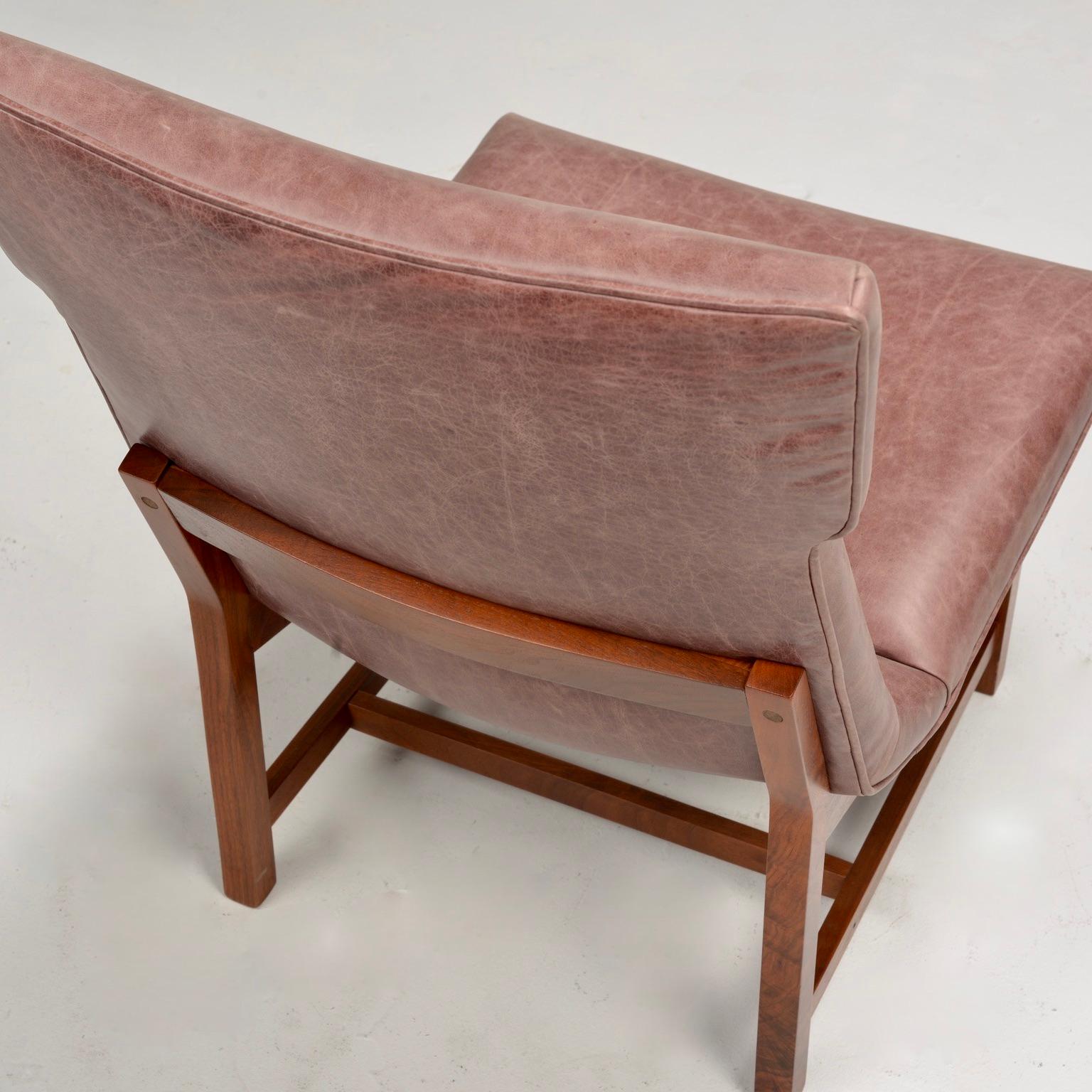 Pair of American Modernist Leather Lounge Chairs For Sale 2