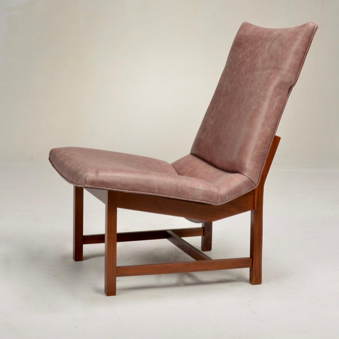 Pair of American Modernist Leather Lounge Chairs For Sale 4