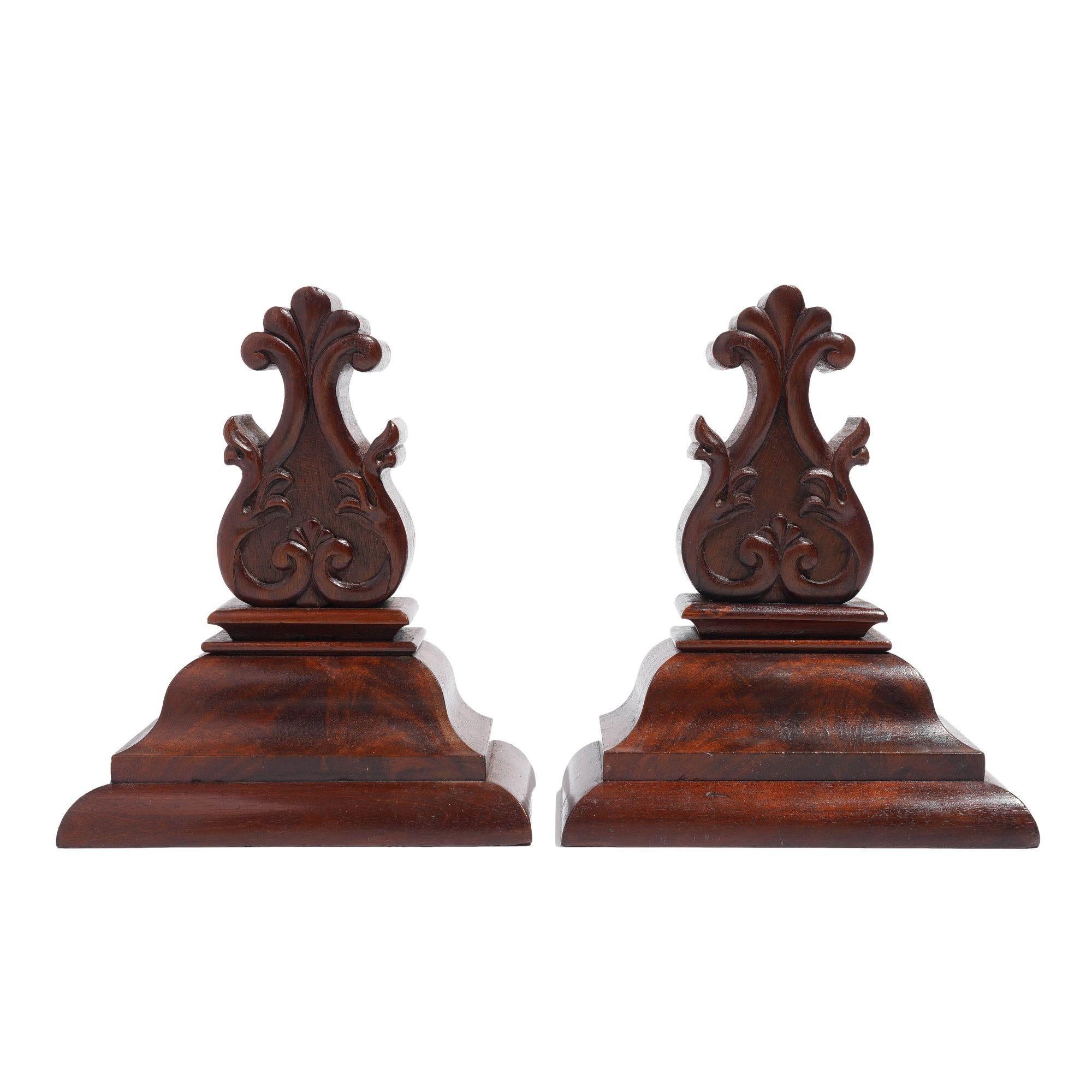 Coppia di staffe da parete in mogano neoclassico americano e mogano figurato abbinato, impiallacciate in mogano. Il design della staffa è composto da una serie decrescente di modanature a toro e a ogiva, che terminano con un pendente scolpito ad