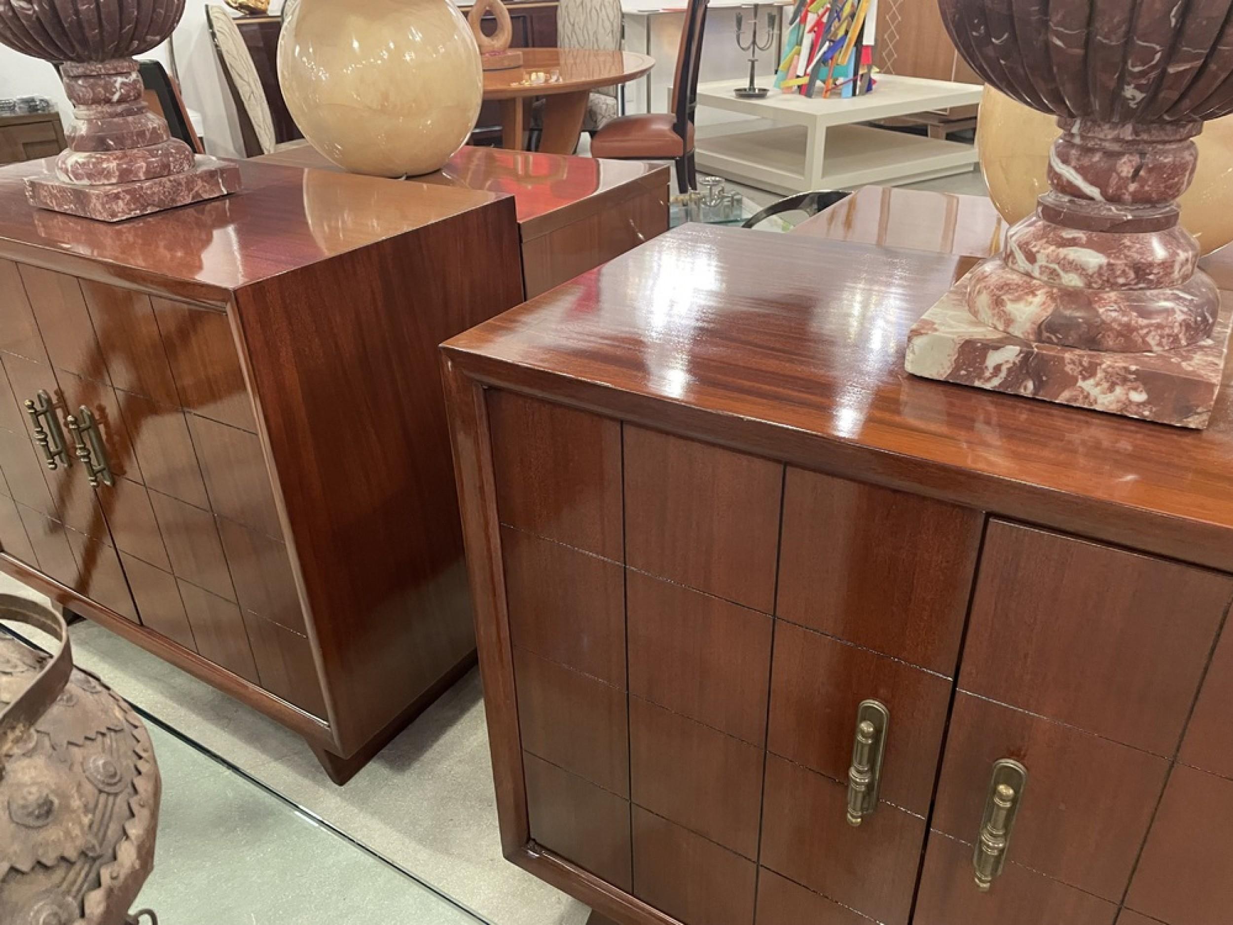 COPPIA di cassapanche in teak americane della metà del secolo scorso, ciascuna con due ante a battente con un motivo decorativo a griglia inciso e due maniglie in ottone tornito. (AMERICAN OF MARTINSVILLE) (PREZZO A COPPIA)