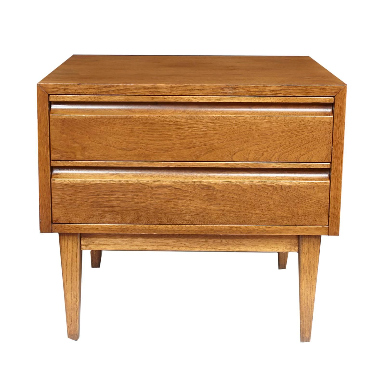 Great pair of American of Martinsville nightstands or end tables.