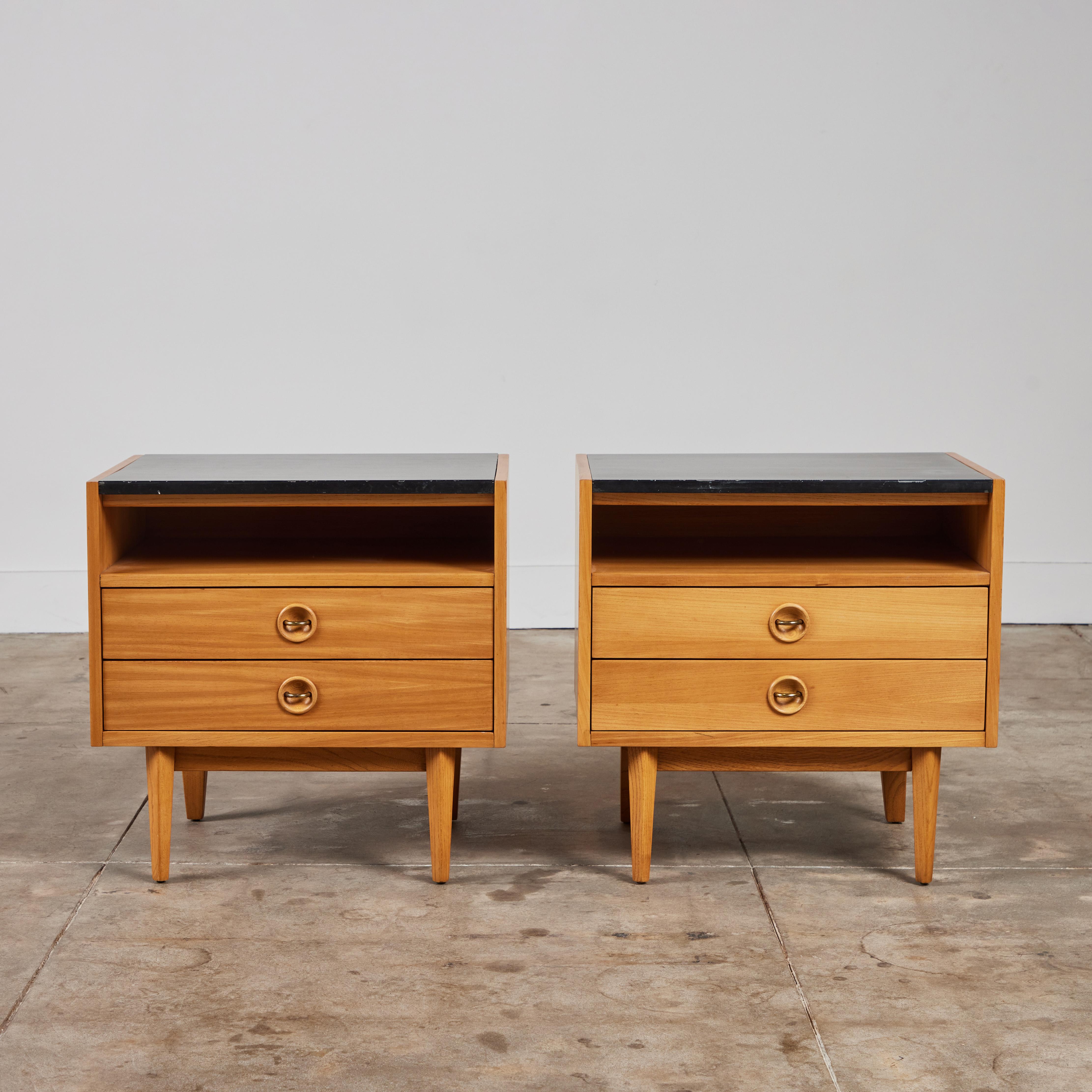 Mid-Century Modern Pair of American of Martinsville Nightstands For Sale