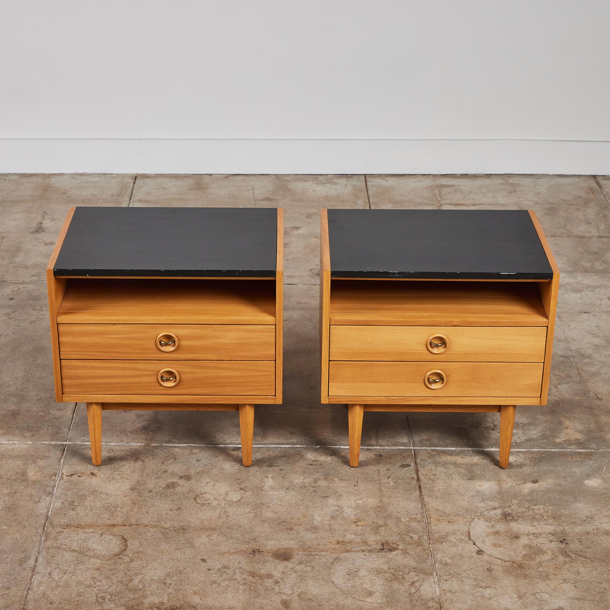 Pair of American of Martinsville Nightstands In Good Condition For Sale In Los Angeles, CA