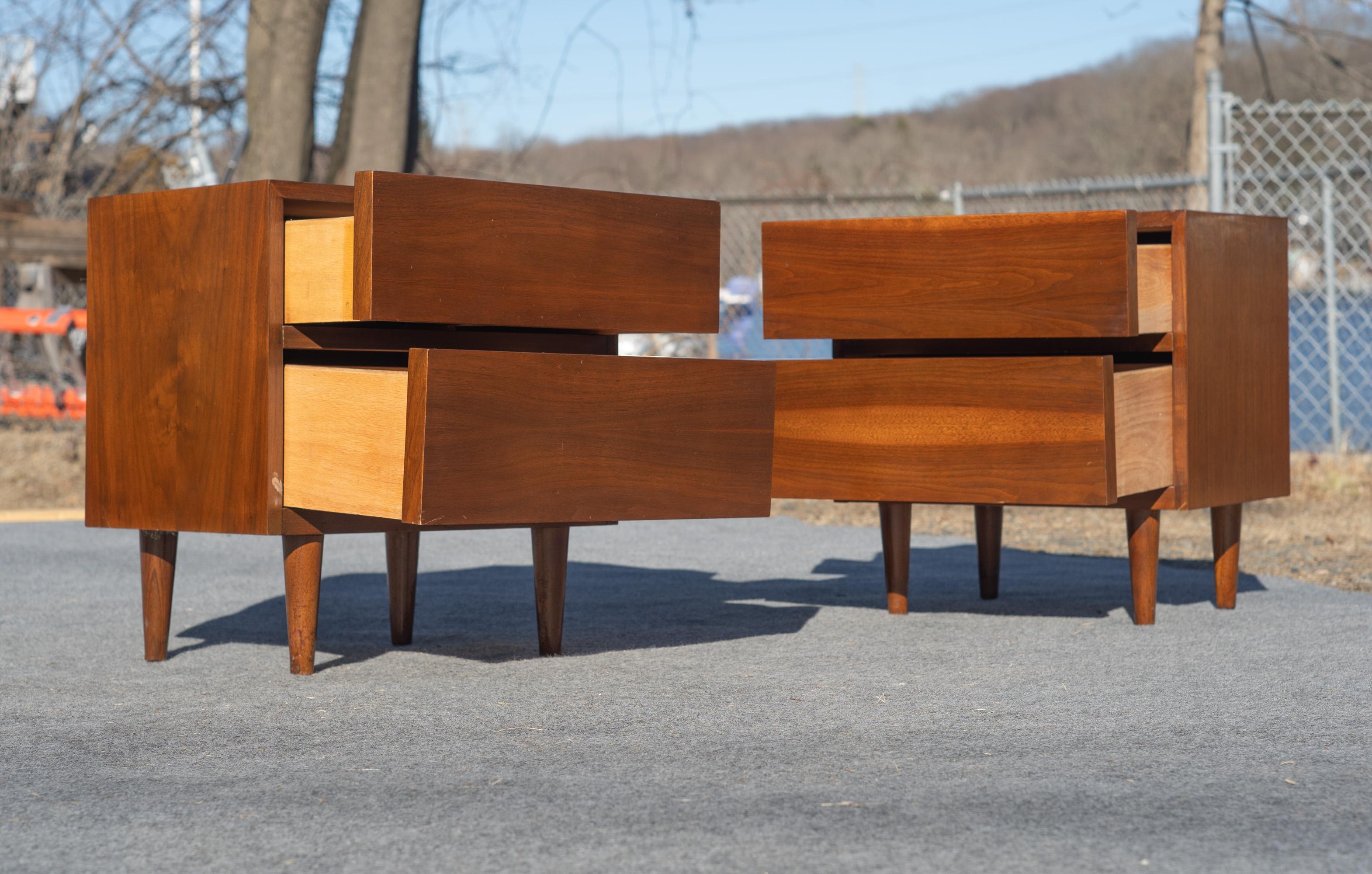 Paire de tables de nuit ou de chevet à 2 tiroirs en noyer American of Martinsville années 1960 en vente 4