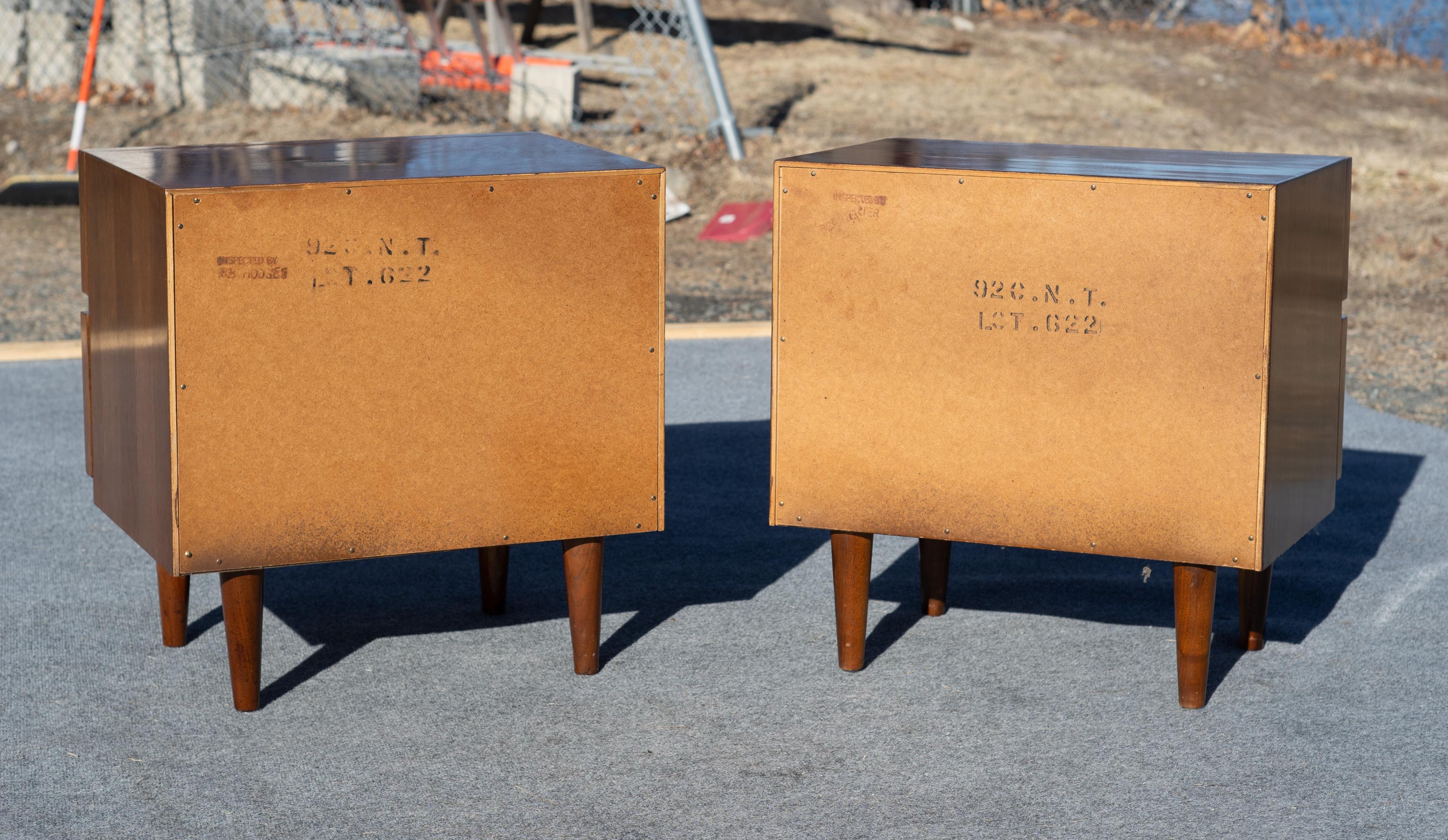 Paire de tables de nuit ou de chevet à 2 tiroirs en noyer American of Martinsville années 1960 en vente 6