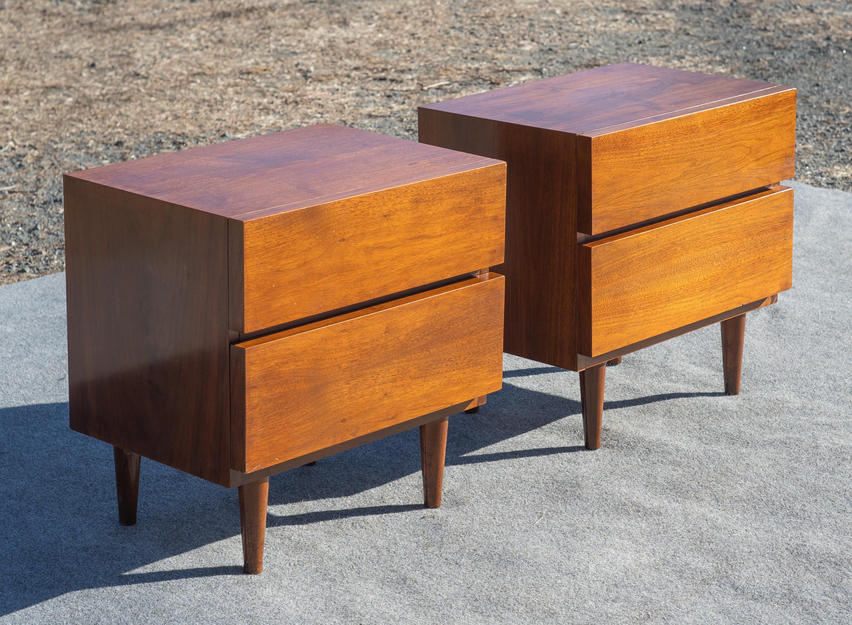 Américain Paire de tables de nuit ou de chevet à 2 tiroirs en noyer American of Martinsville années 1960 en vente