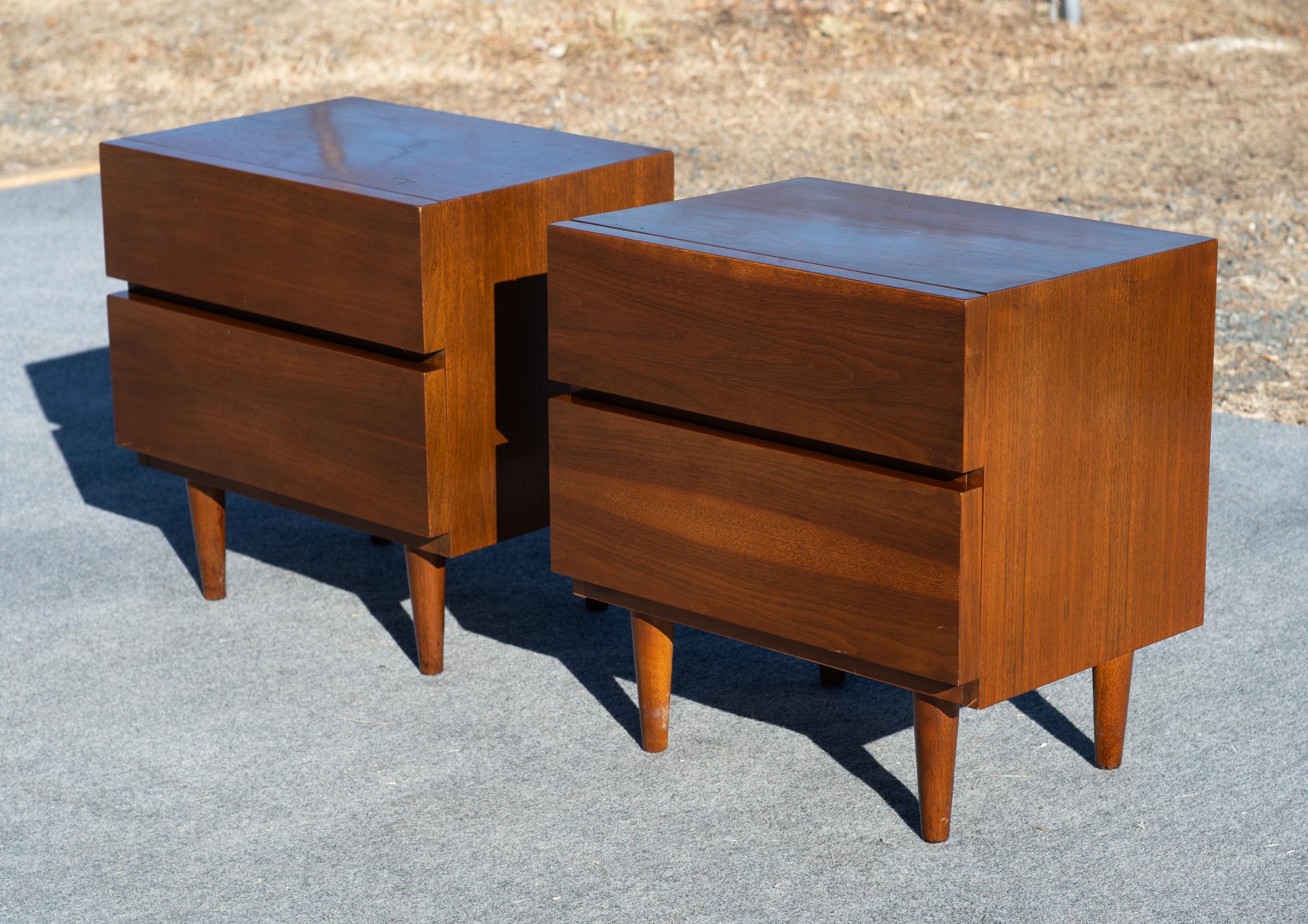 Paire de tables de nuit ou de chevet à 2 tiroirs en noyer American of Martinsville années 1960 Bon état - En vente à Philadelphia, PA