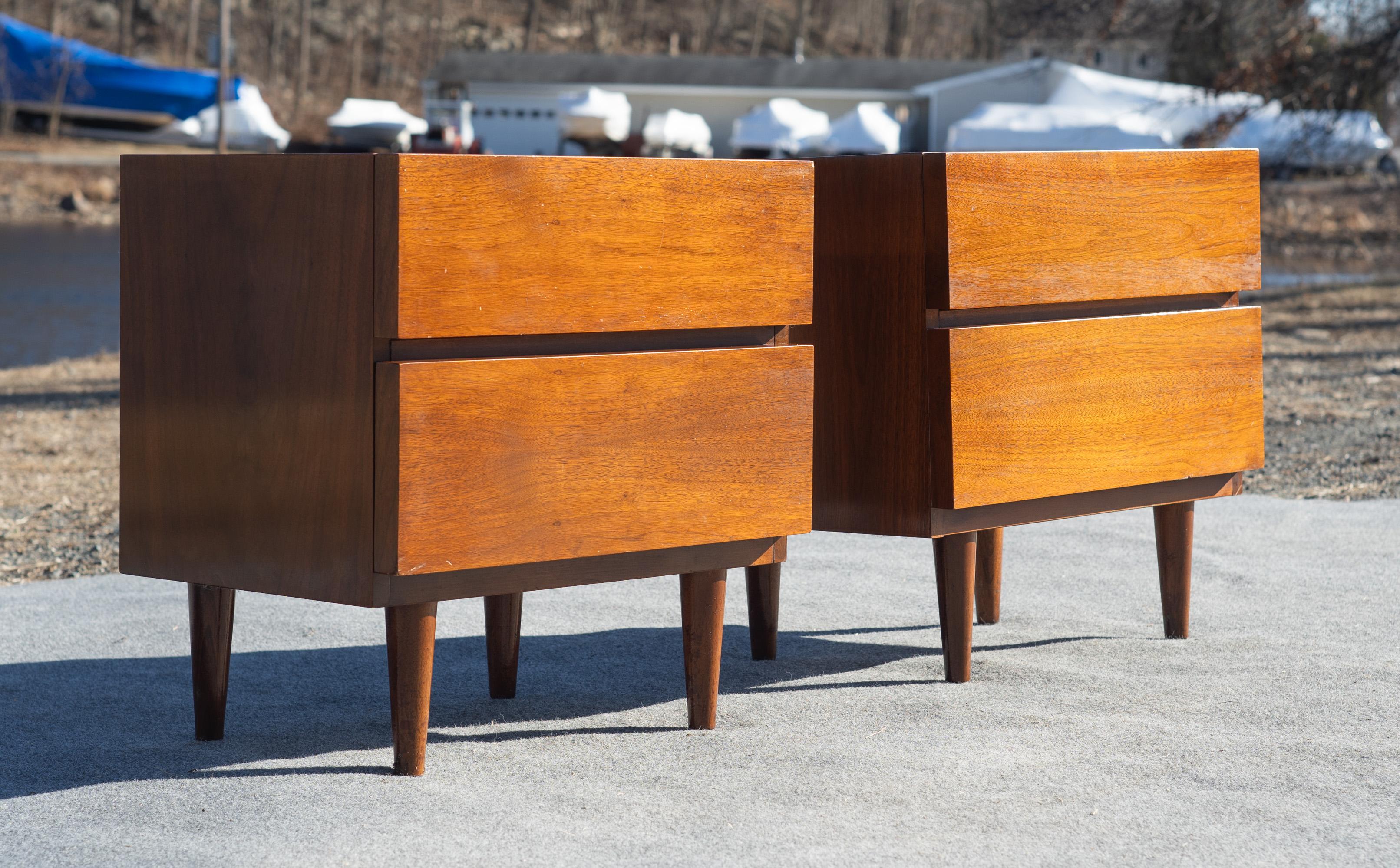 Milieu du XXe siècle Paire de tables de nuit ou de chevet à 2 tiroirs en noyer American of Martinsville années 1960 en vente