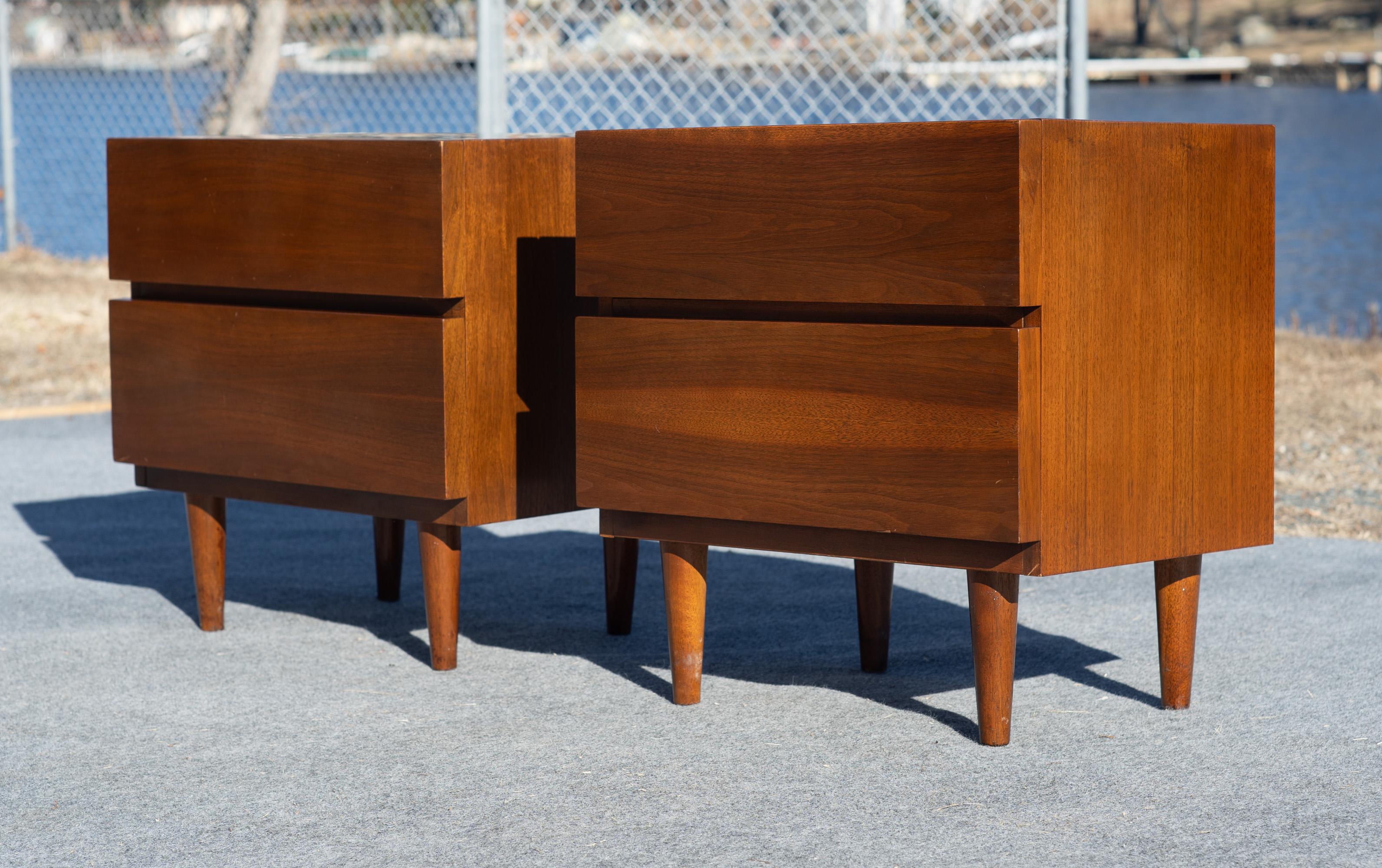 Bois Paire de tables de nuit ou de chevet à 2 tiroirs en noyer American of Martinsville années 1960 en vente