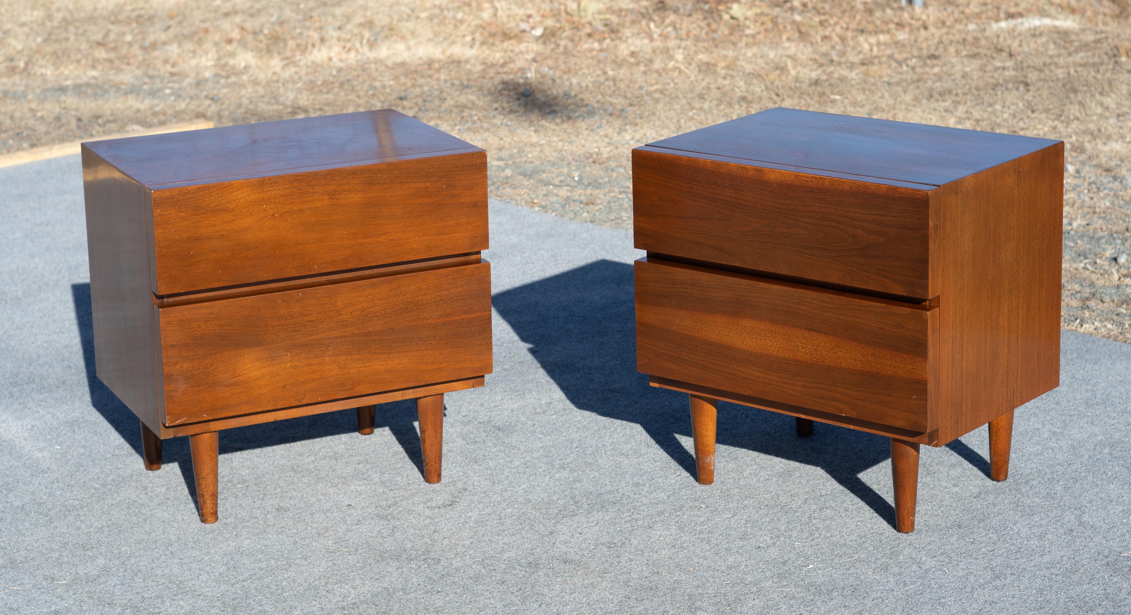 Paire de tables de nuit ou de chevet à 2 tiroirs en noyer American of Martinsville années 1960 en vente 1