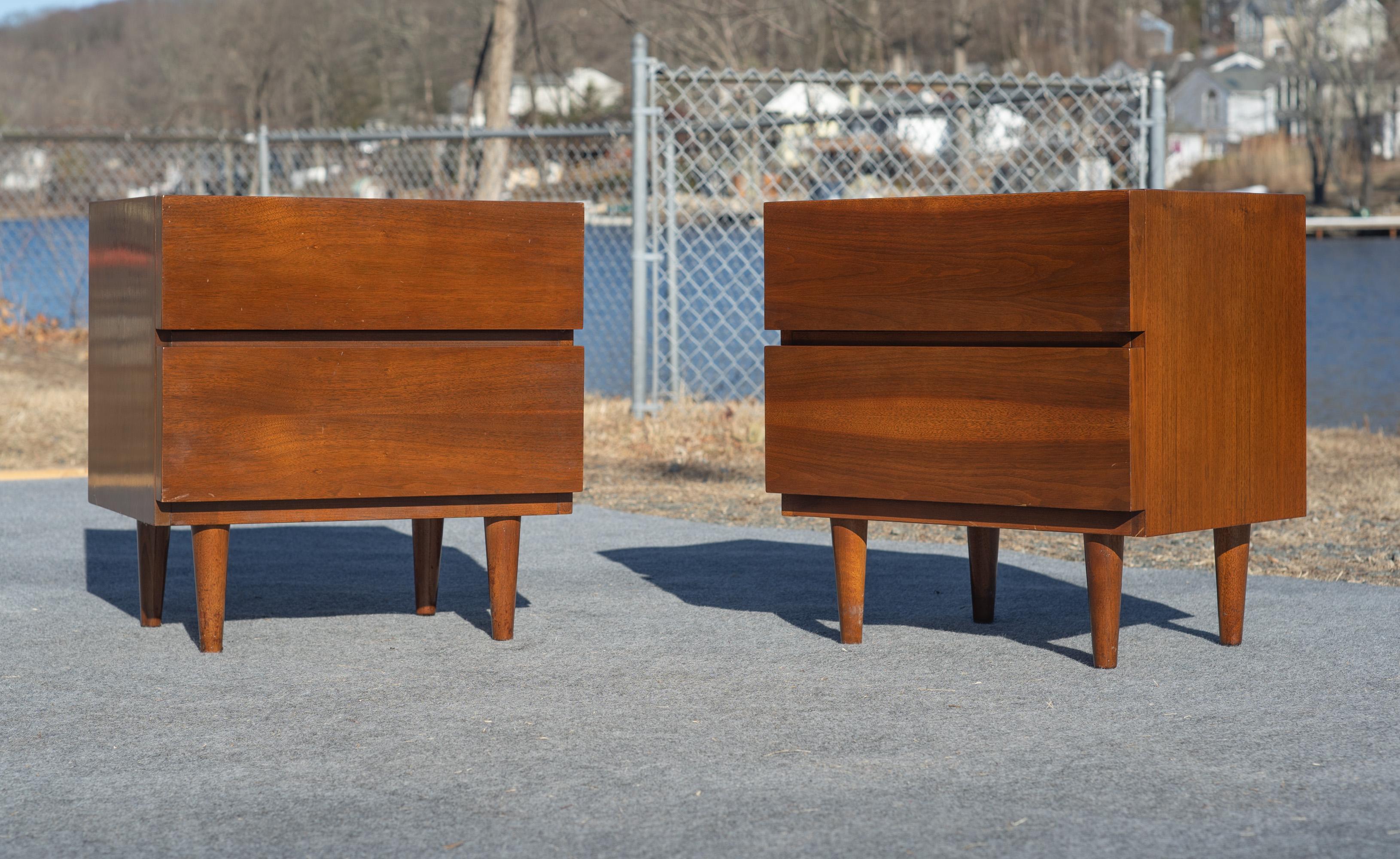 Paire de tables de nuit ou de chevet à 2 tiroirs en noyer American of Martinsville années 1960 en vente 2